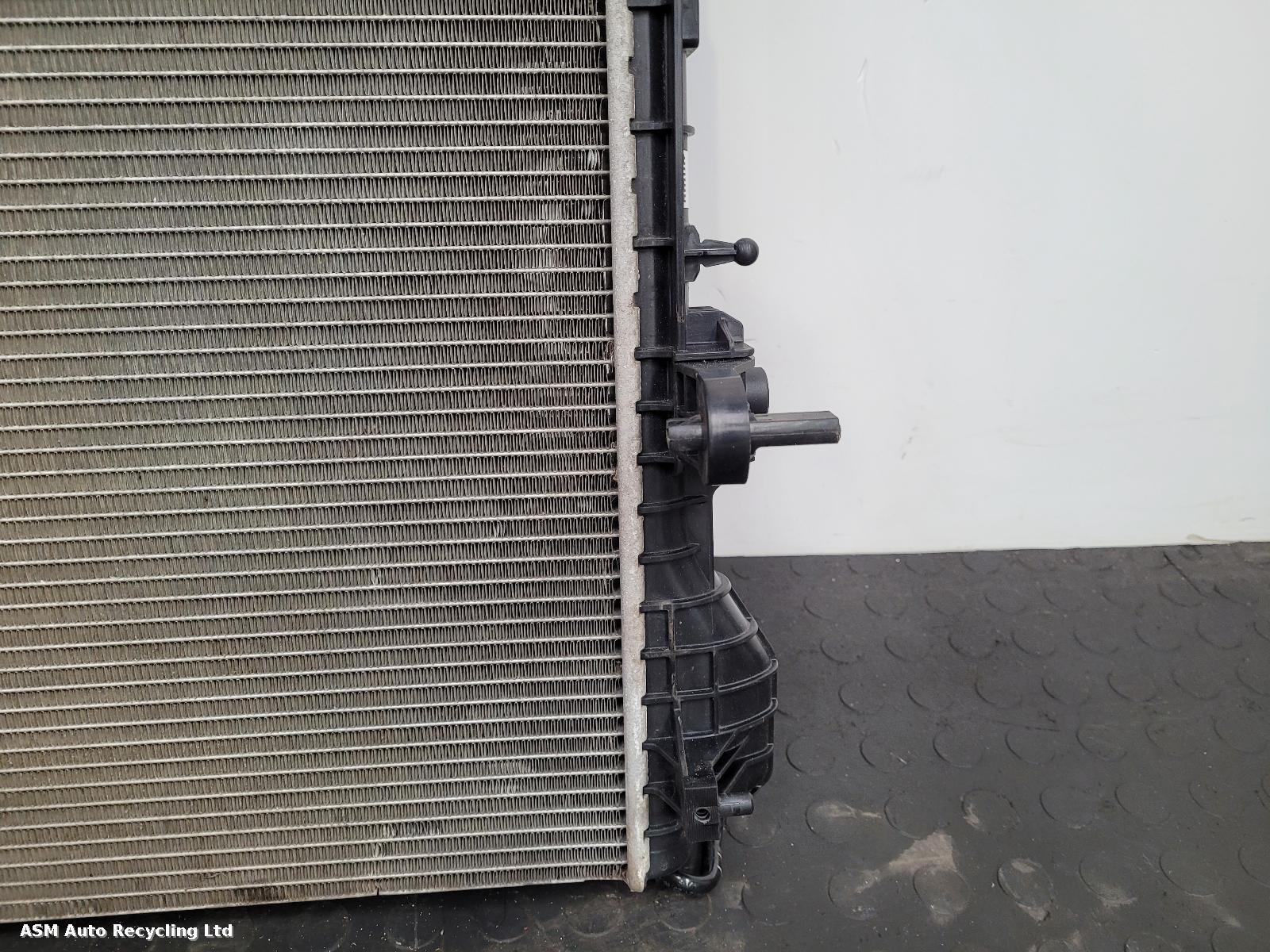 View Auto part Radiator Land Rover Defender 2021