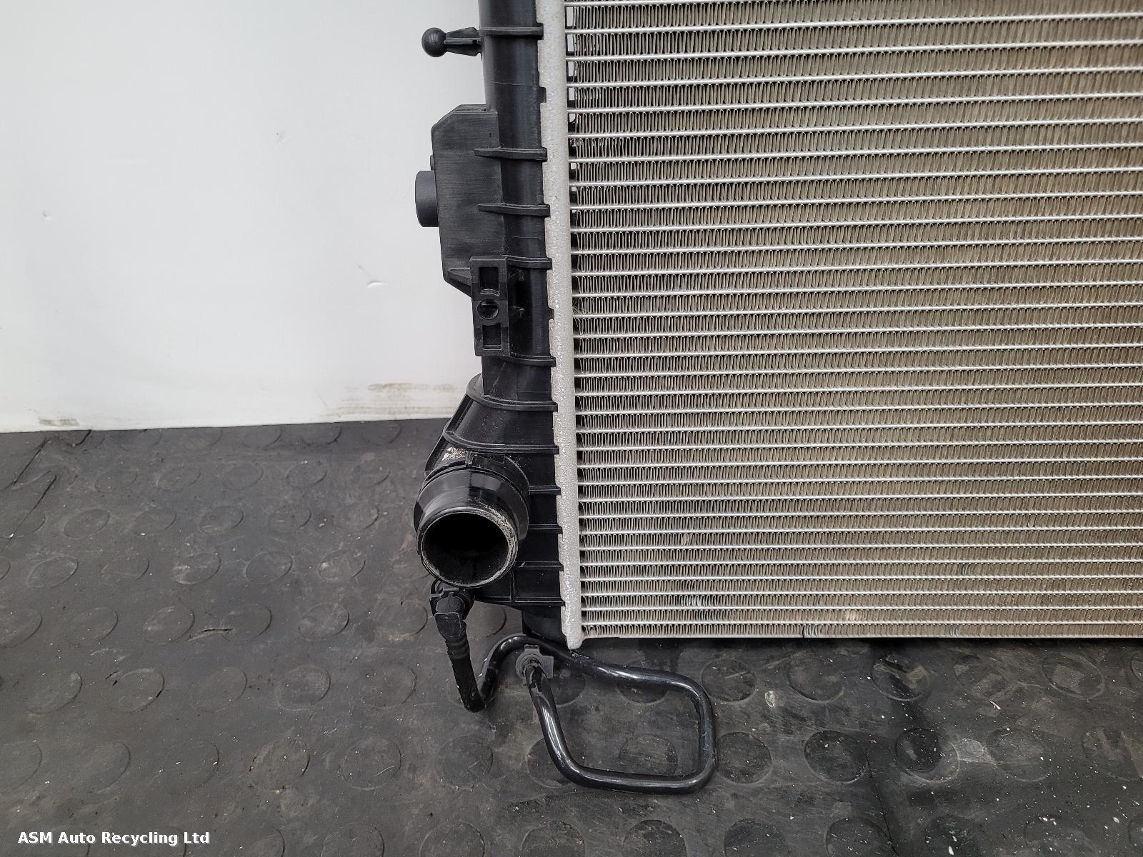 View Auto part Radiator Land Rover Defender 2021
