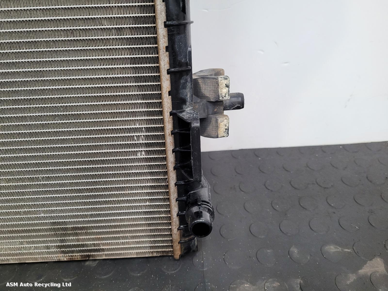 View Auto part Radiator Land Rover Defender 2021