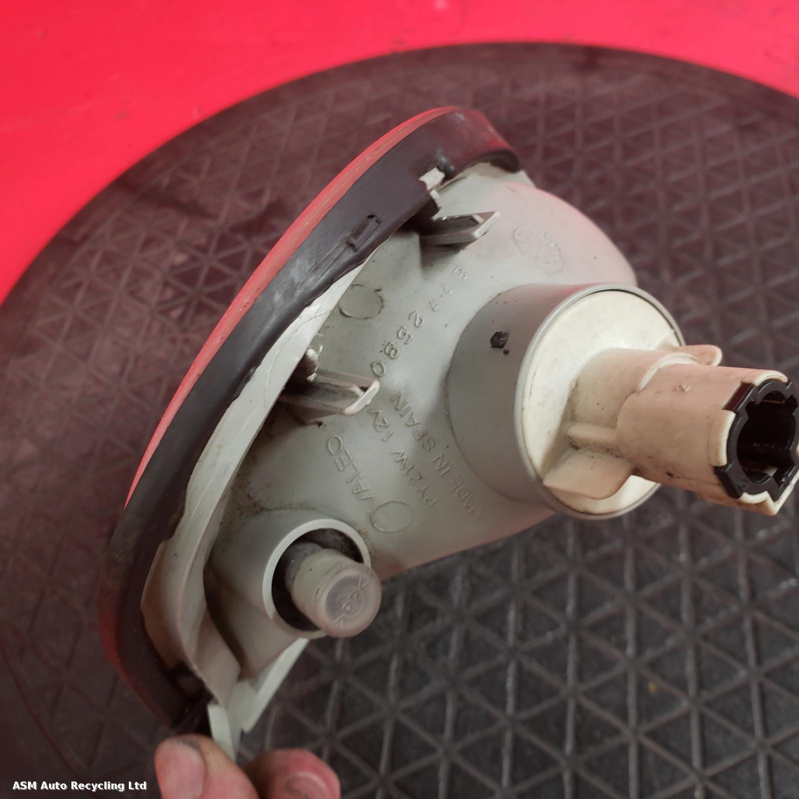 View Auto part R Indicator Light Nissan Vanette 2000