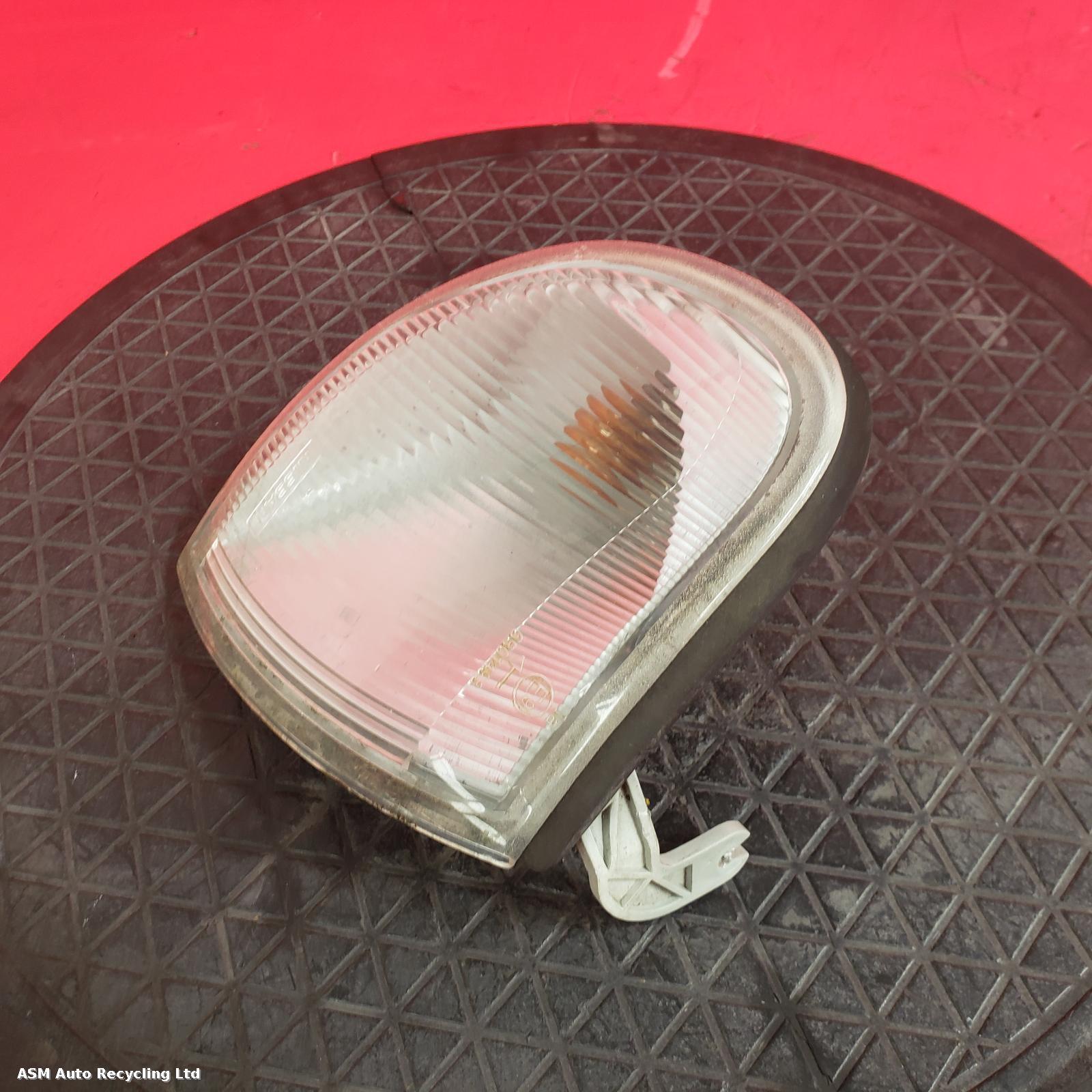 View Auto part R Indicator Light Nissan Vanette 2000