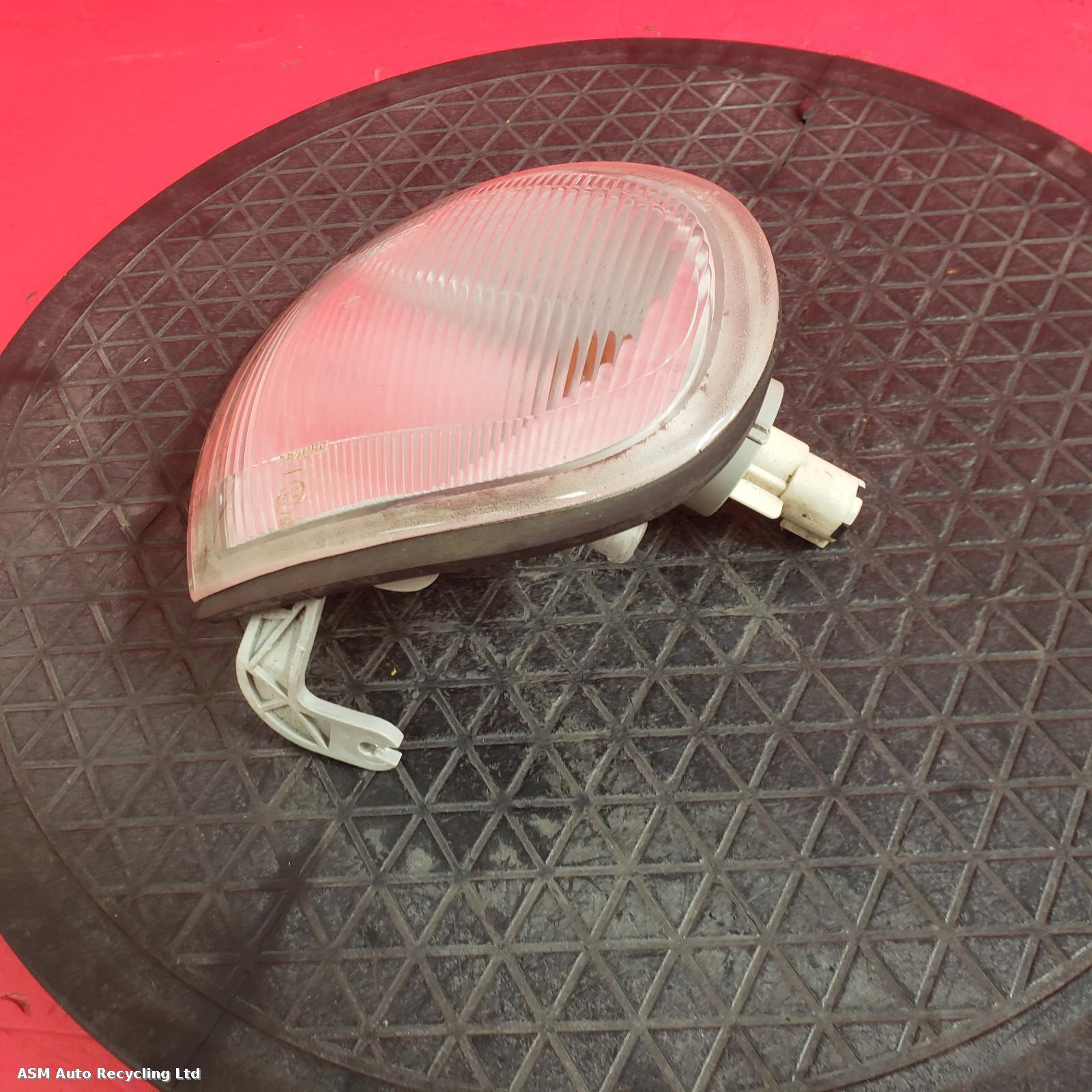View Auto part R Indicator Light Nissan Vanette 2000