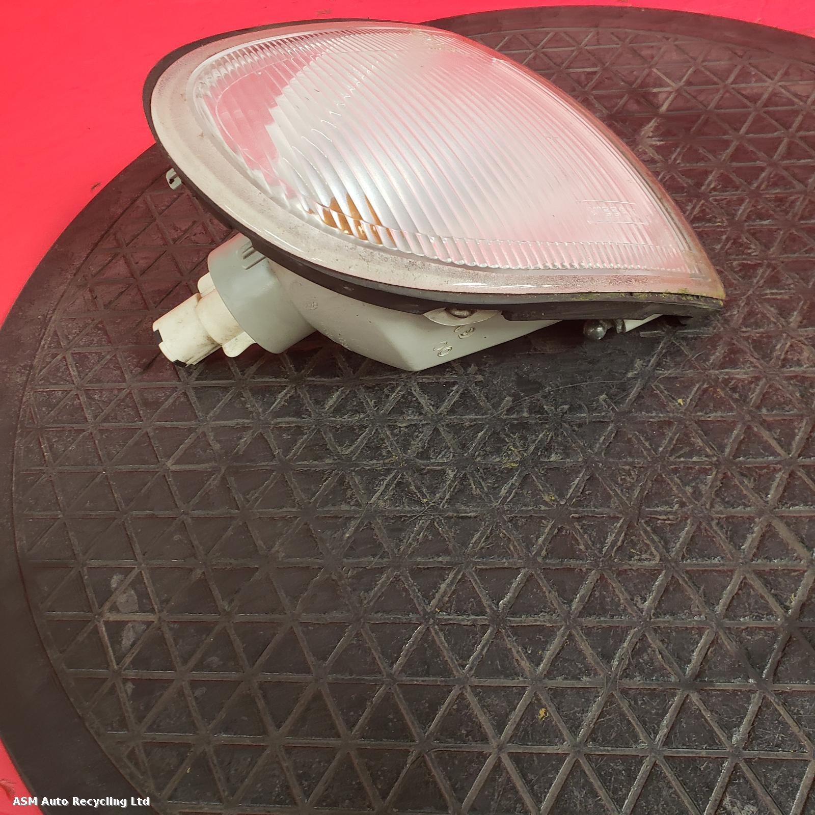 View Auto part R Indicator Light Nissan Vanette 2000