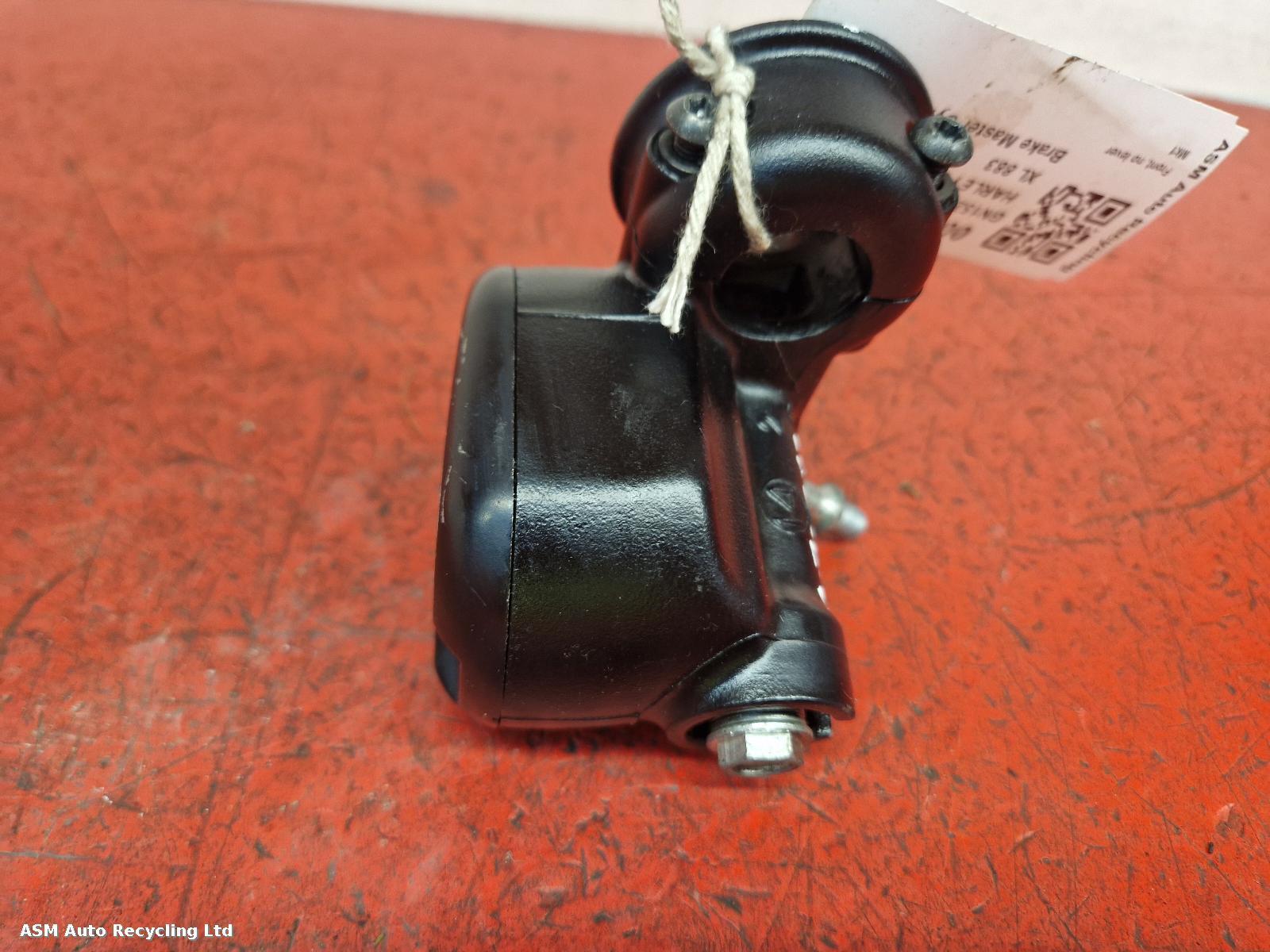 View Auto part Master Cylinder Harley Davidson Xl 883 2015