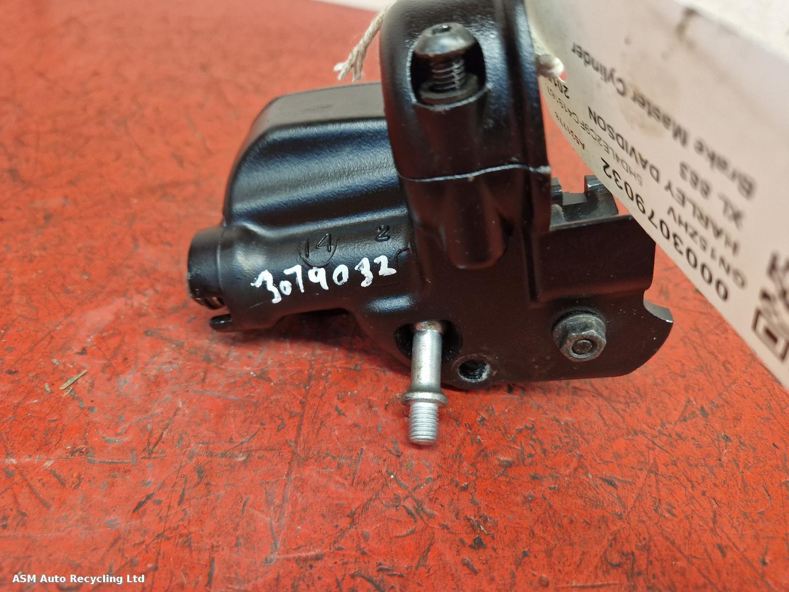 View Auto part Master Cylinder Harley Davidson Xl 883 2015