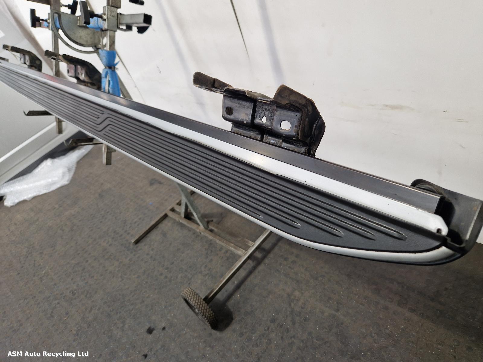 View Auto part Side Step/Rail Ford Transit Custom 2021