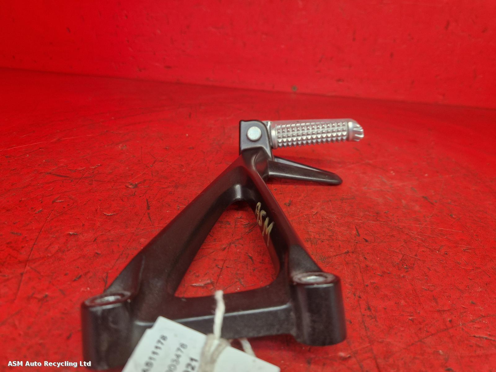 View Auto part Right Footrest Yamaha Mt 125 2021