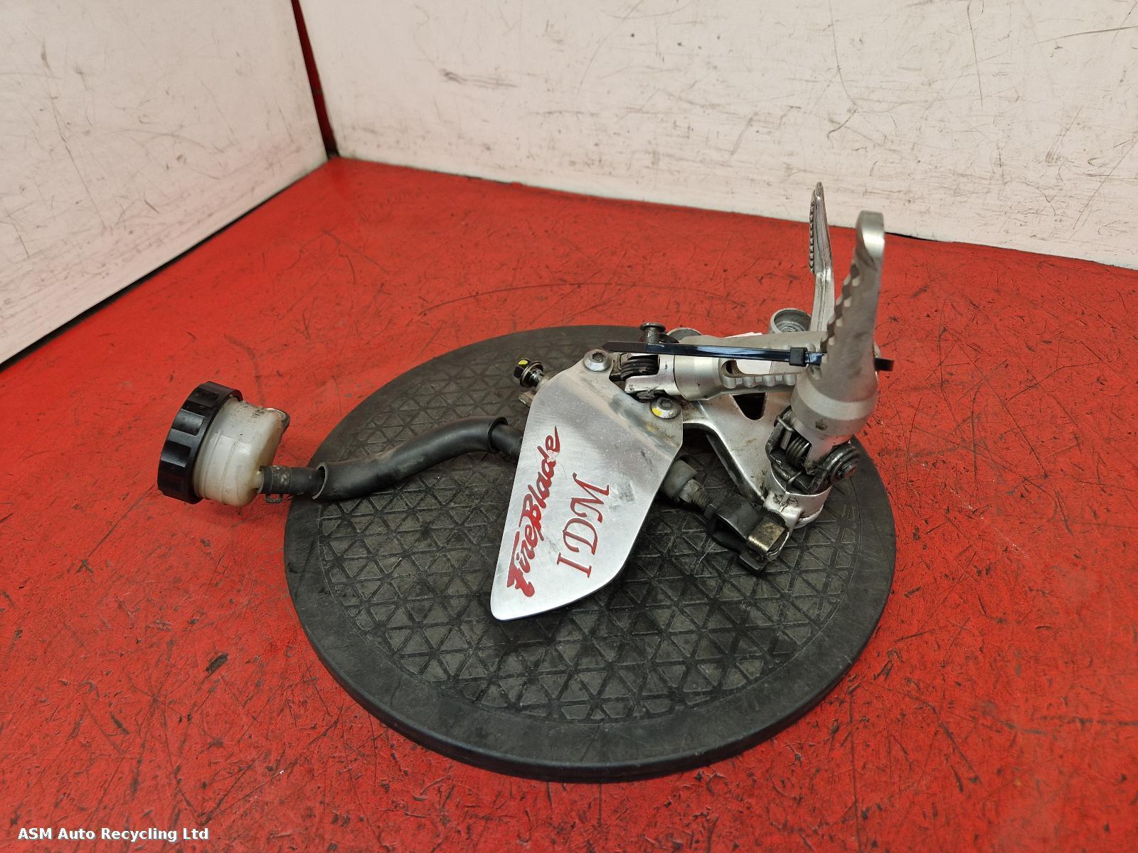 View Auto part Right Footrest Honda Cbr900 2001