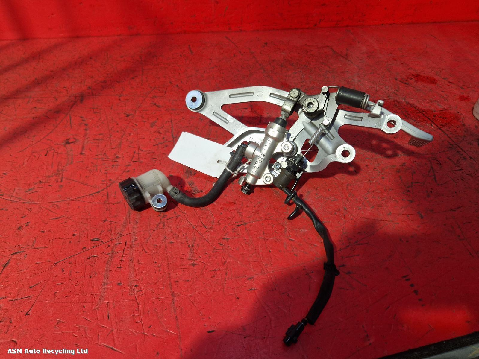 View Auto part Right Footrest Yamaha Yzf R125 2020