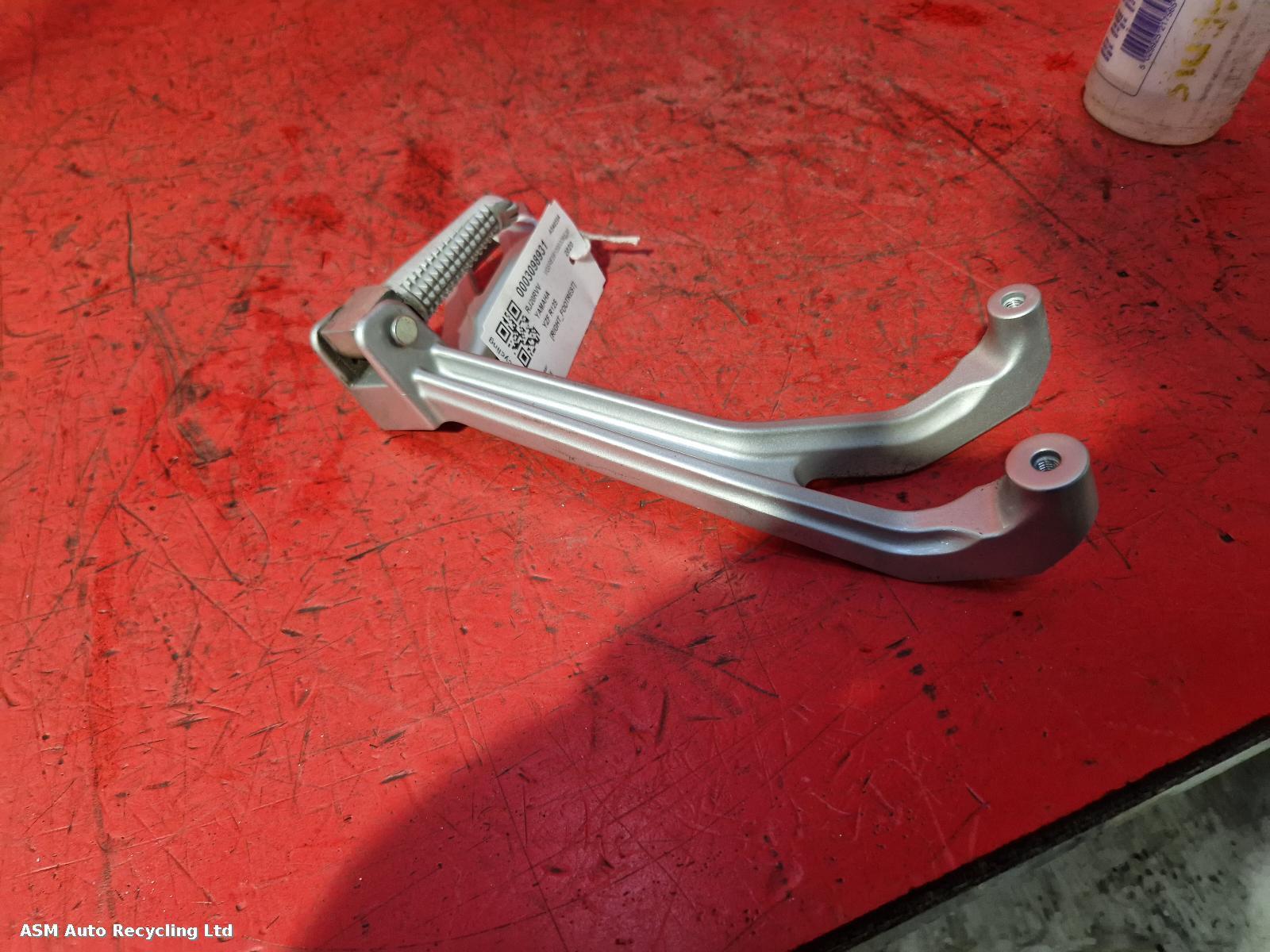 View Auto part Right Footrest Yamaha Yzf R125 2020