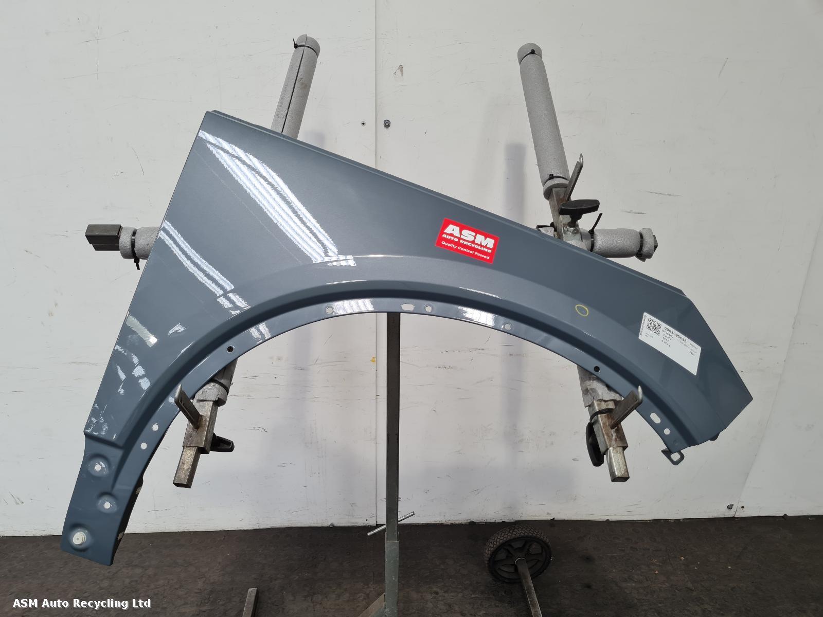 View Auto part R Wing Volvo Xc40 2020