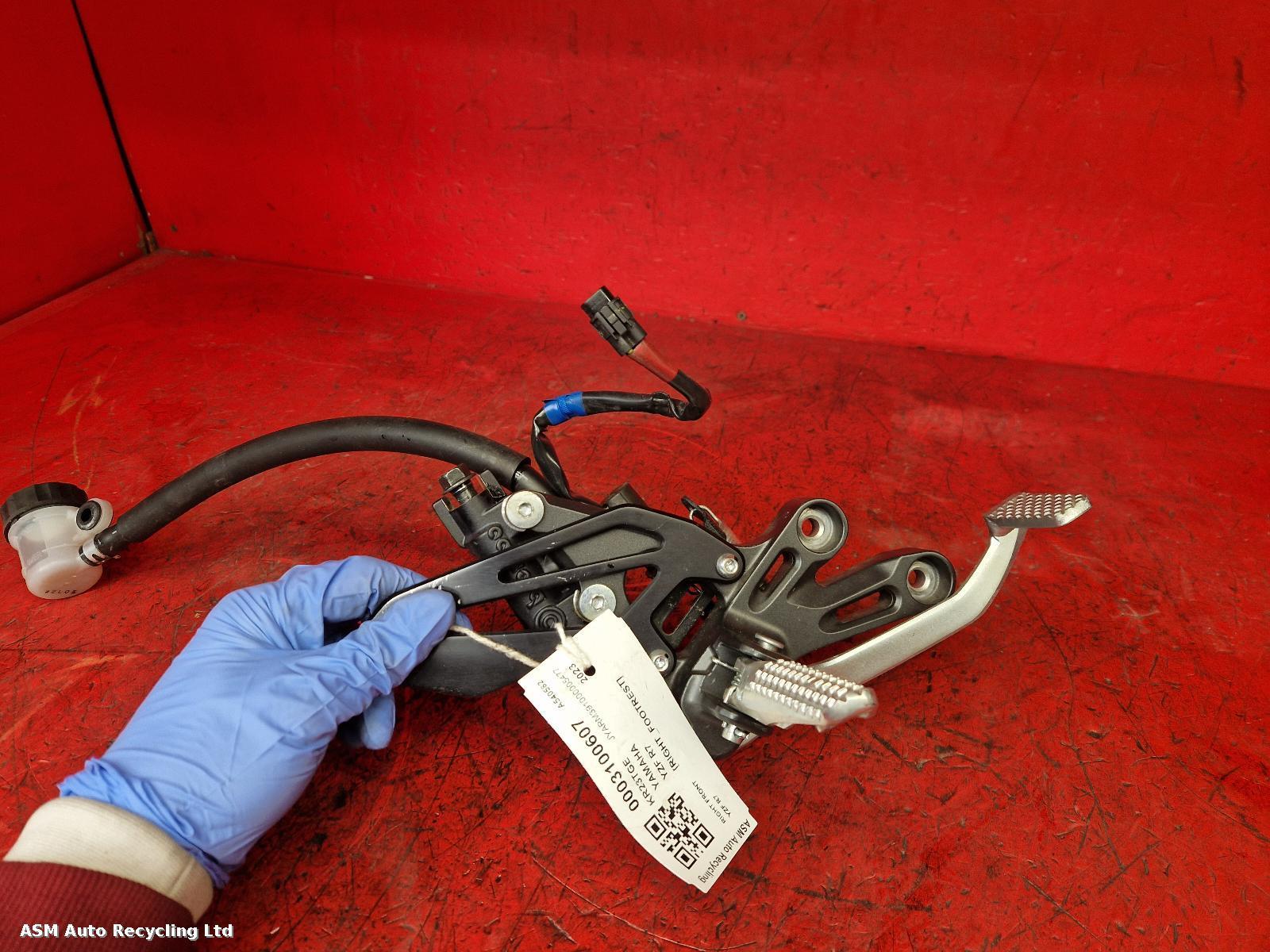 View Auto part Right Footrest Yamaha Yzf R7 2023