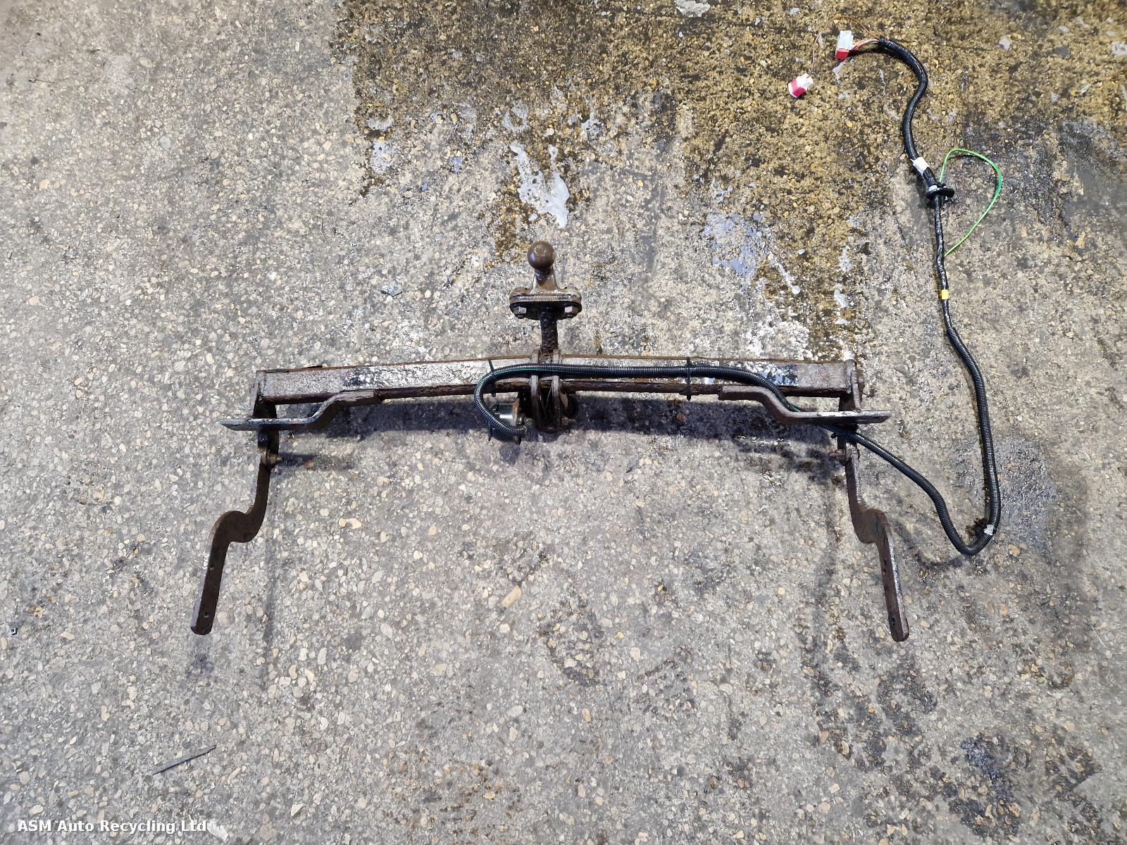 View Auto part Towbar Peugeot 308 2012