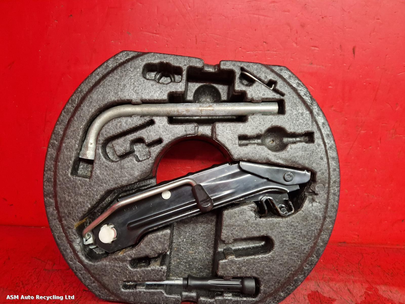 View Auto part Jack Volkswagen Golf 2009