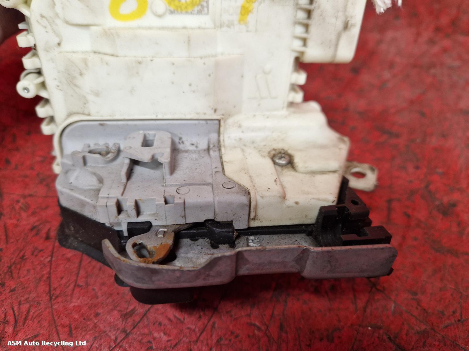 View Auto part Door Lock Assembly Porsche Macan 2018