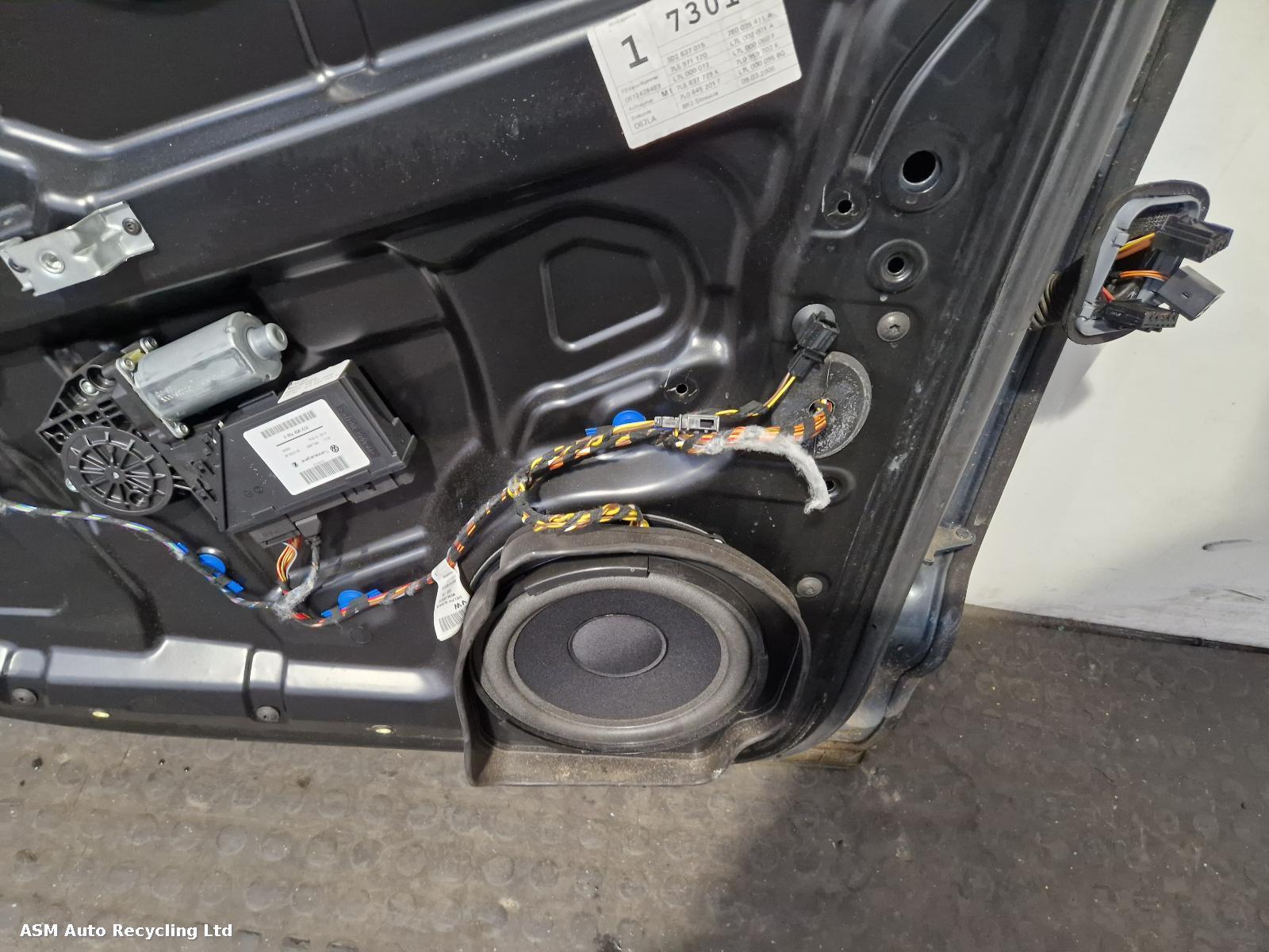 View Auto part L Front Door Volkswagen Touareg 2006
