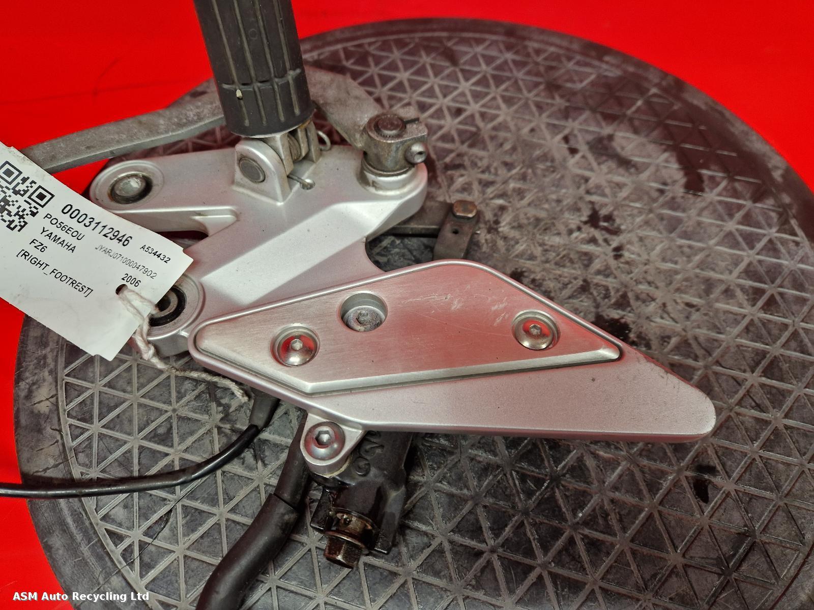 View Auto part Right Footrest Yamaha Fz6 2006
