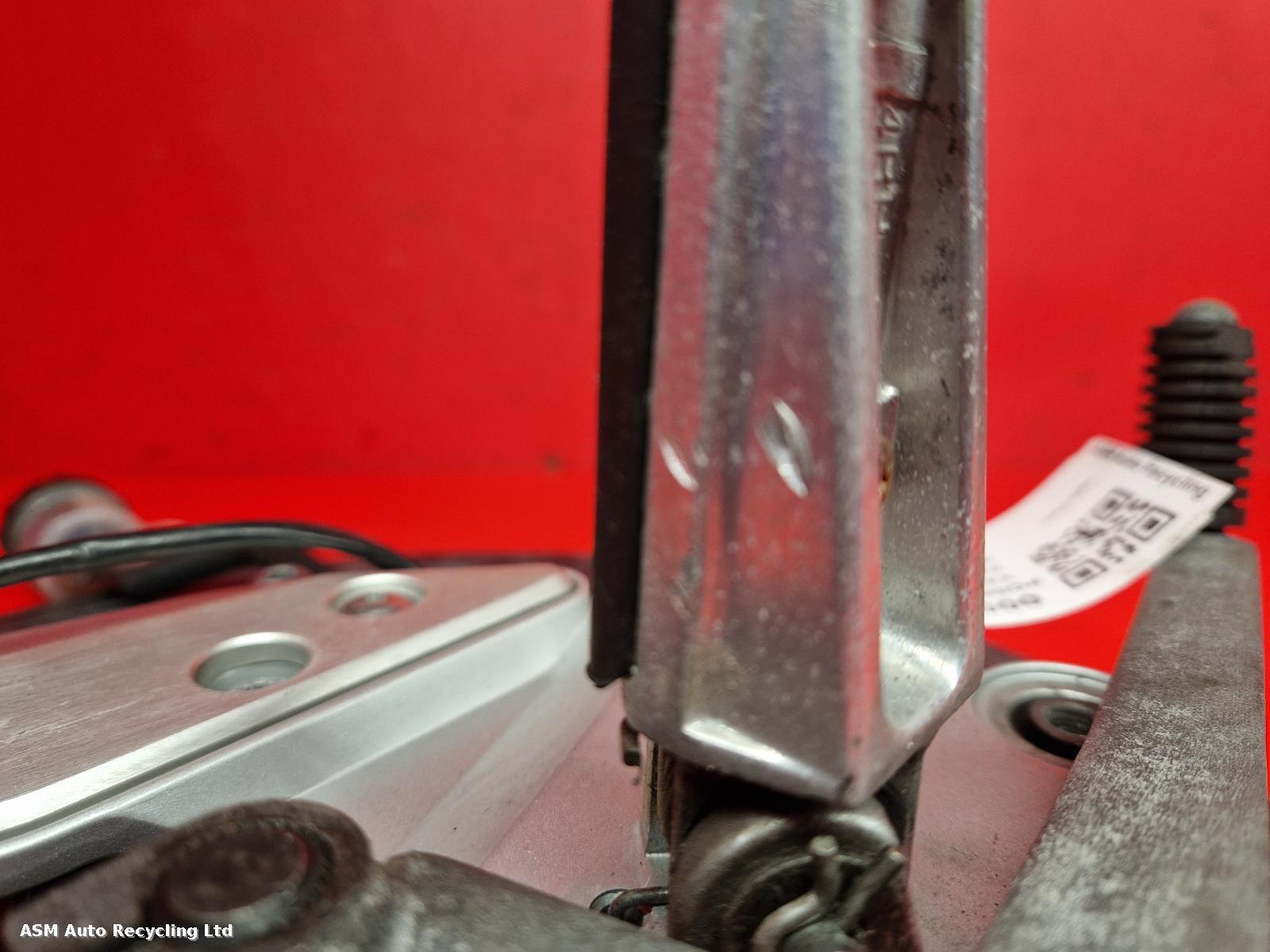 View Auto part Right Footrest Yamaha Fz6 2006