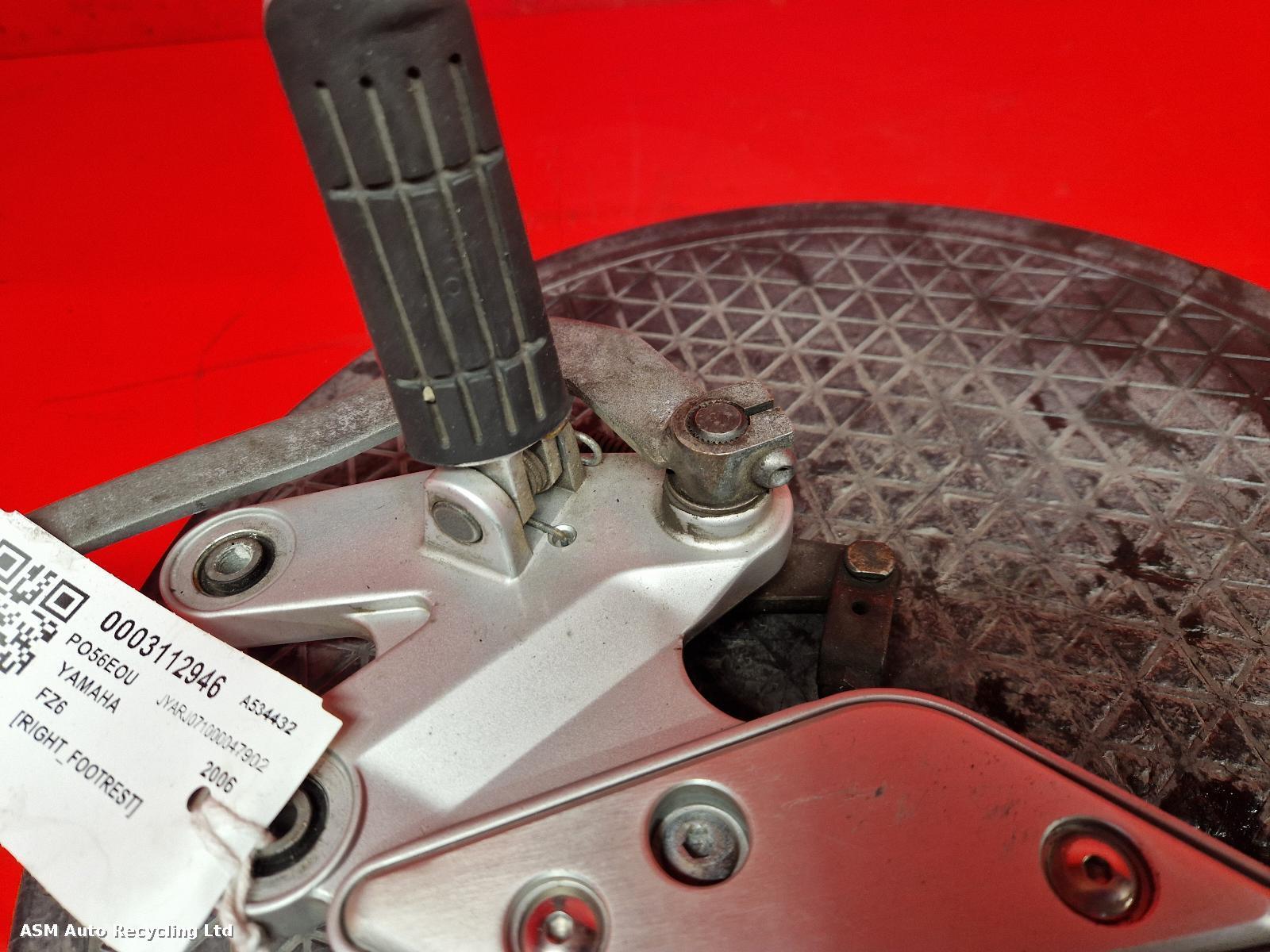 View Auto part Right Footrest Yamaha Fz6 2006