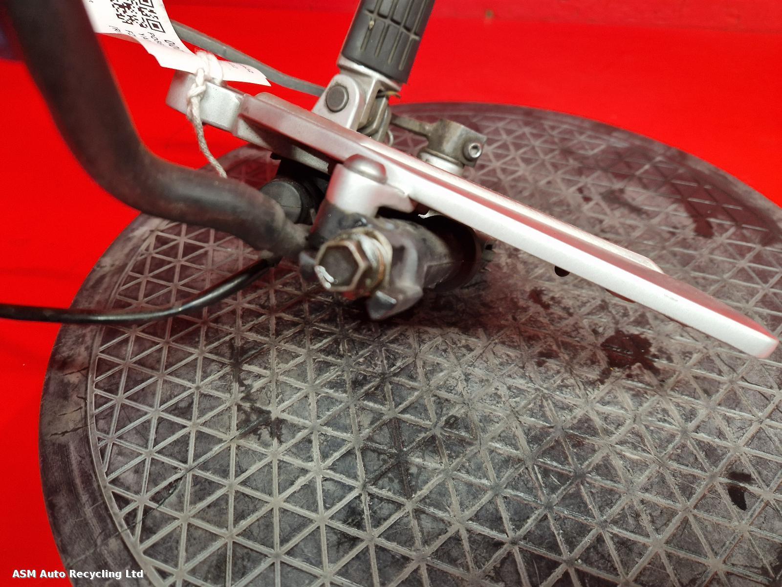 View Auto part Right Footrest Yamaha Fz6 2006