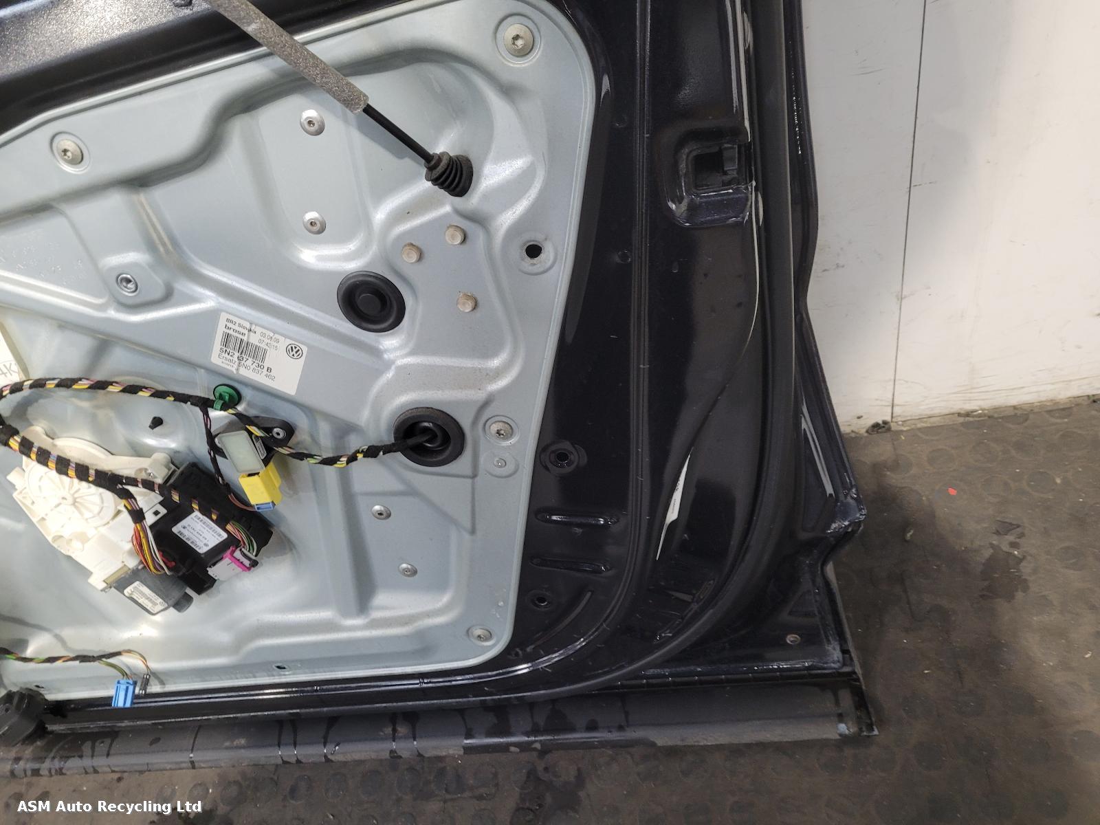 View Auto part R Front Door Volkswagen Tiguan 2009