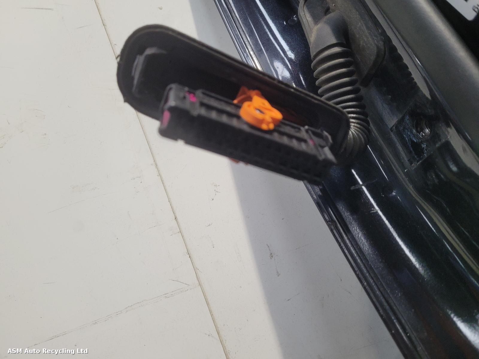 View Auto part R Front Door Volkswagen Tiguan 2009