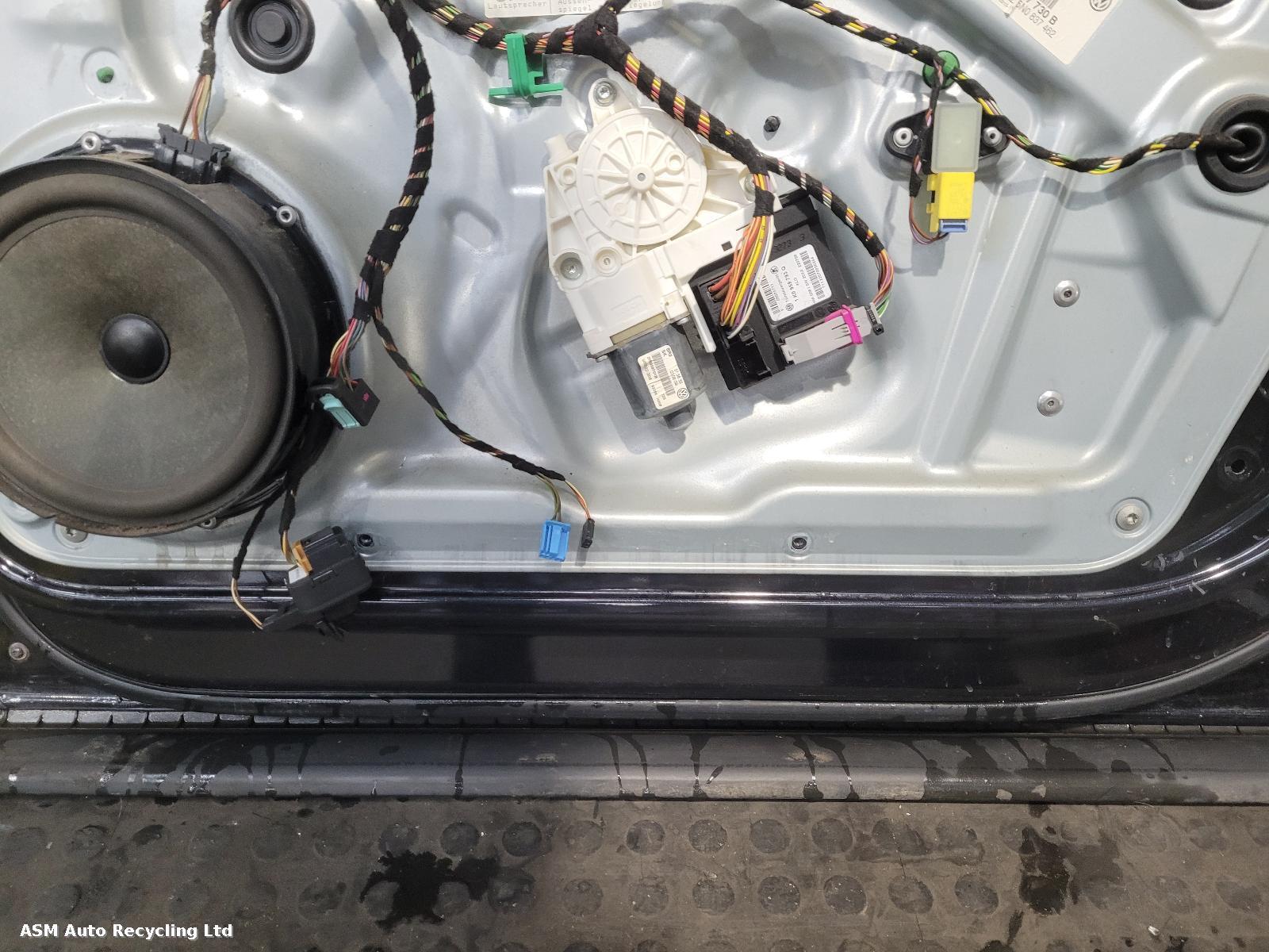 View Auto part R Front Door Volkswagen Tiguan 2009