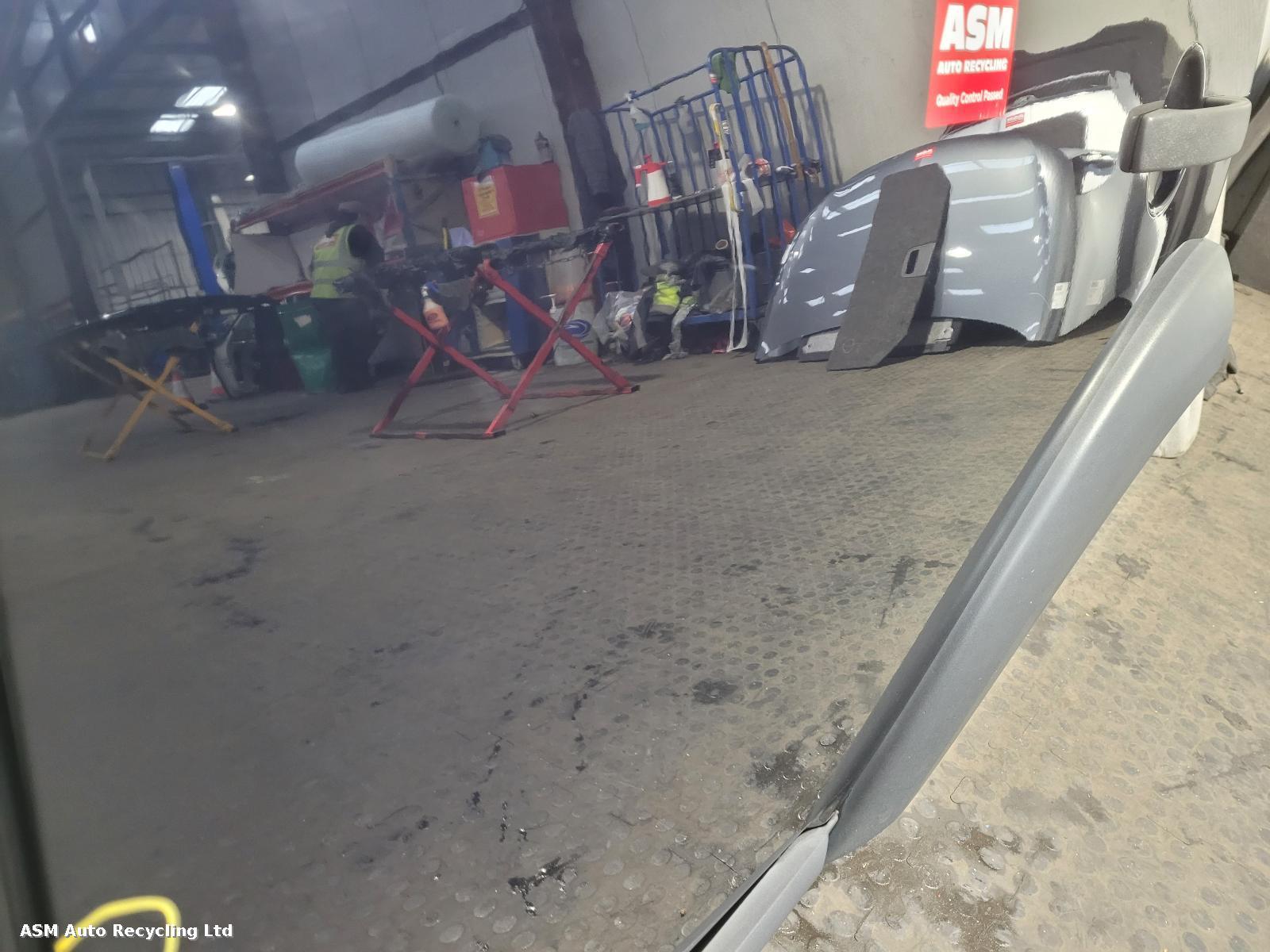 View Auto part L Rear Door Land Rover Discovery 2007
