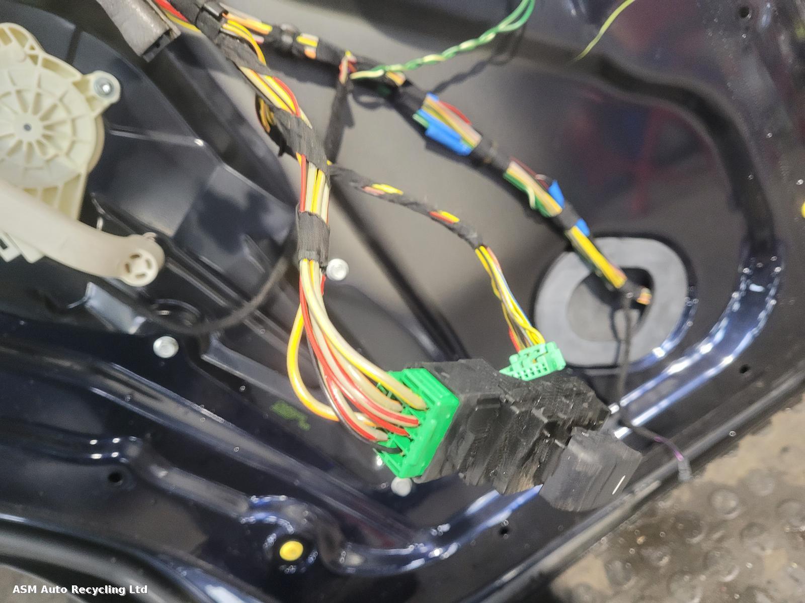 View Auto part L Rear Door Land Rover Discovery 2007