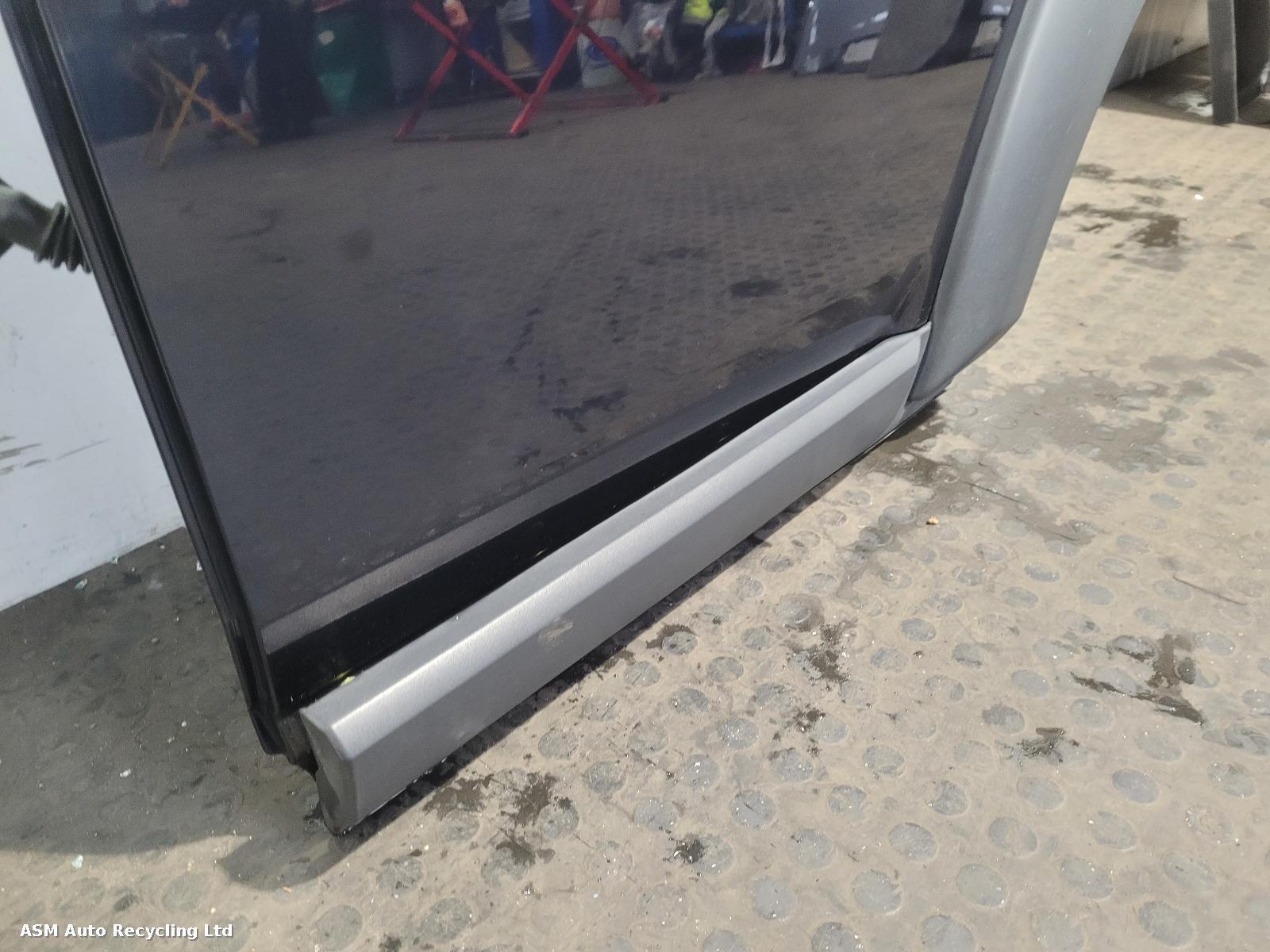 View Auto part L Rear Door Land Rover Discovery 2007