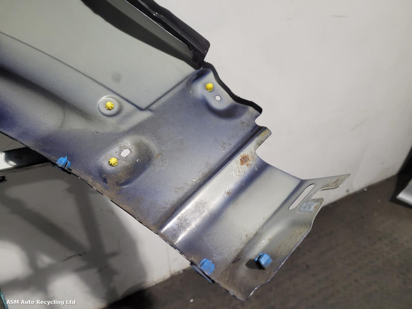 View Auto part R Wing Land Rover Discovery 2007