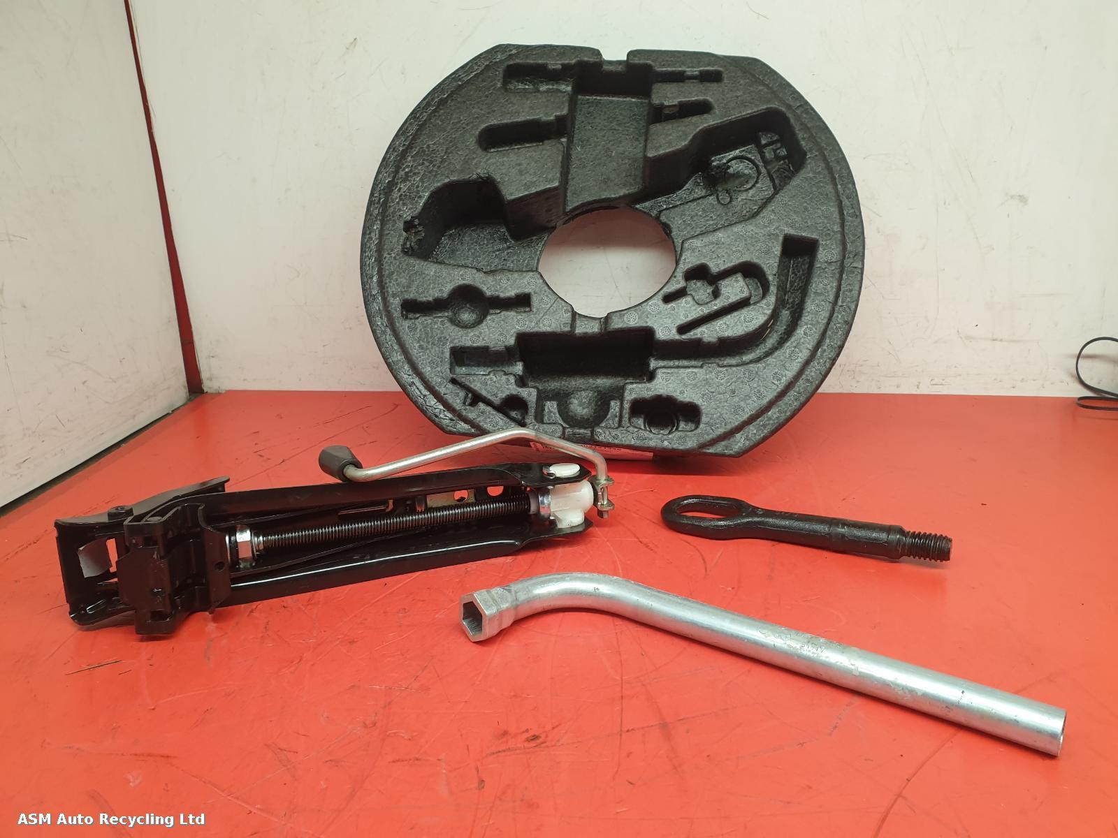 View Auto part Jack Volkswagen Golf 2009