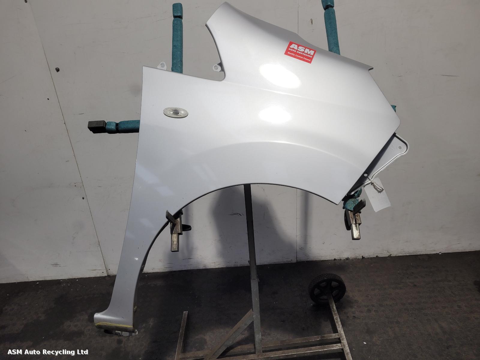 View Auto part R Wing Nissan Nv200 2012