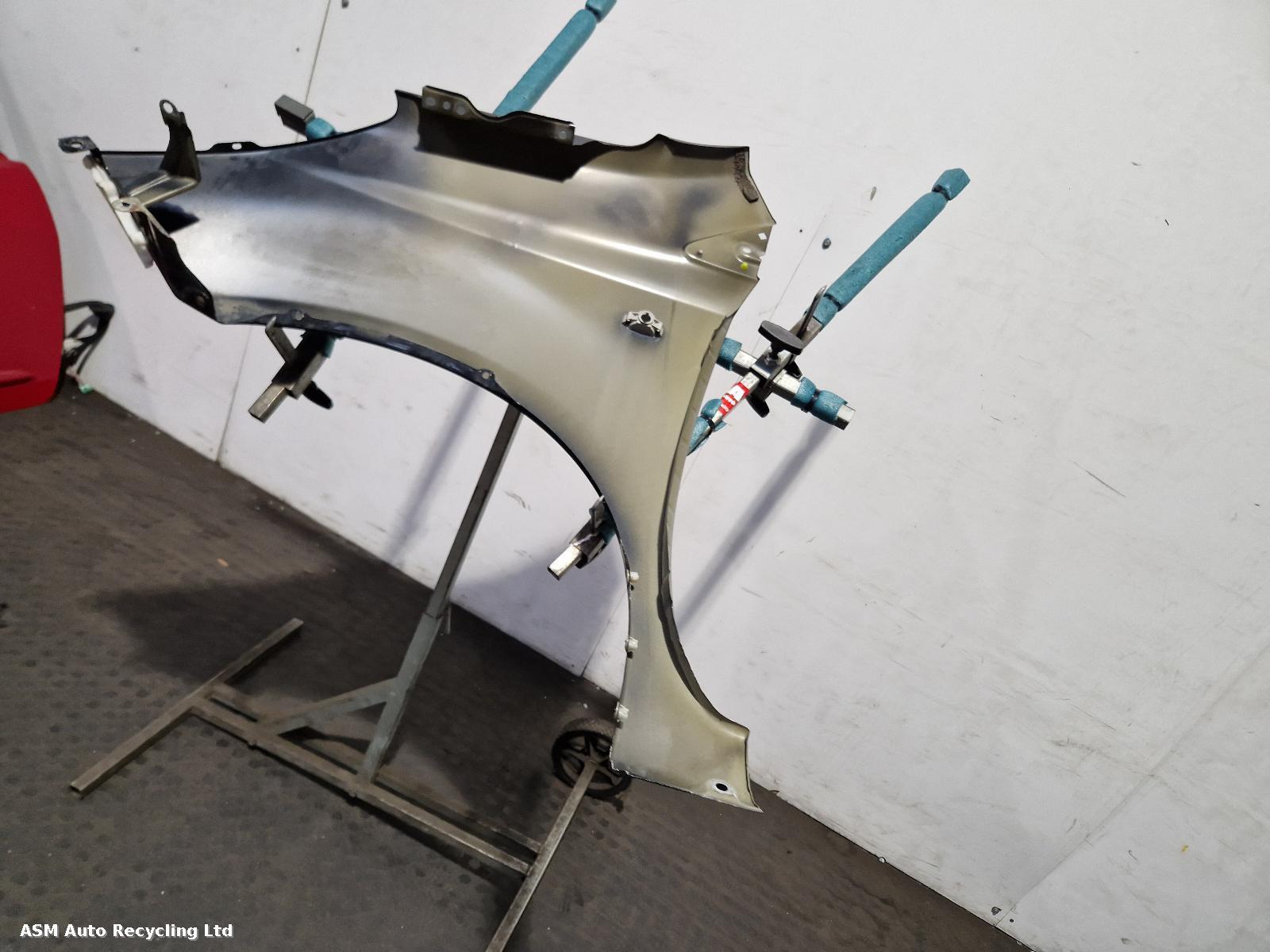 View Auto part R Wing Nissan Note 2006