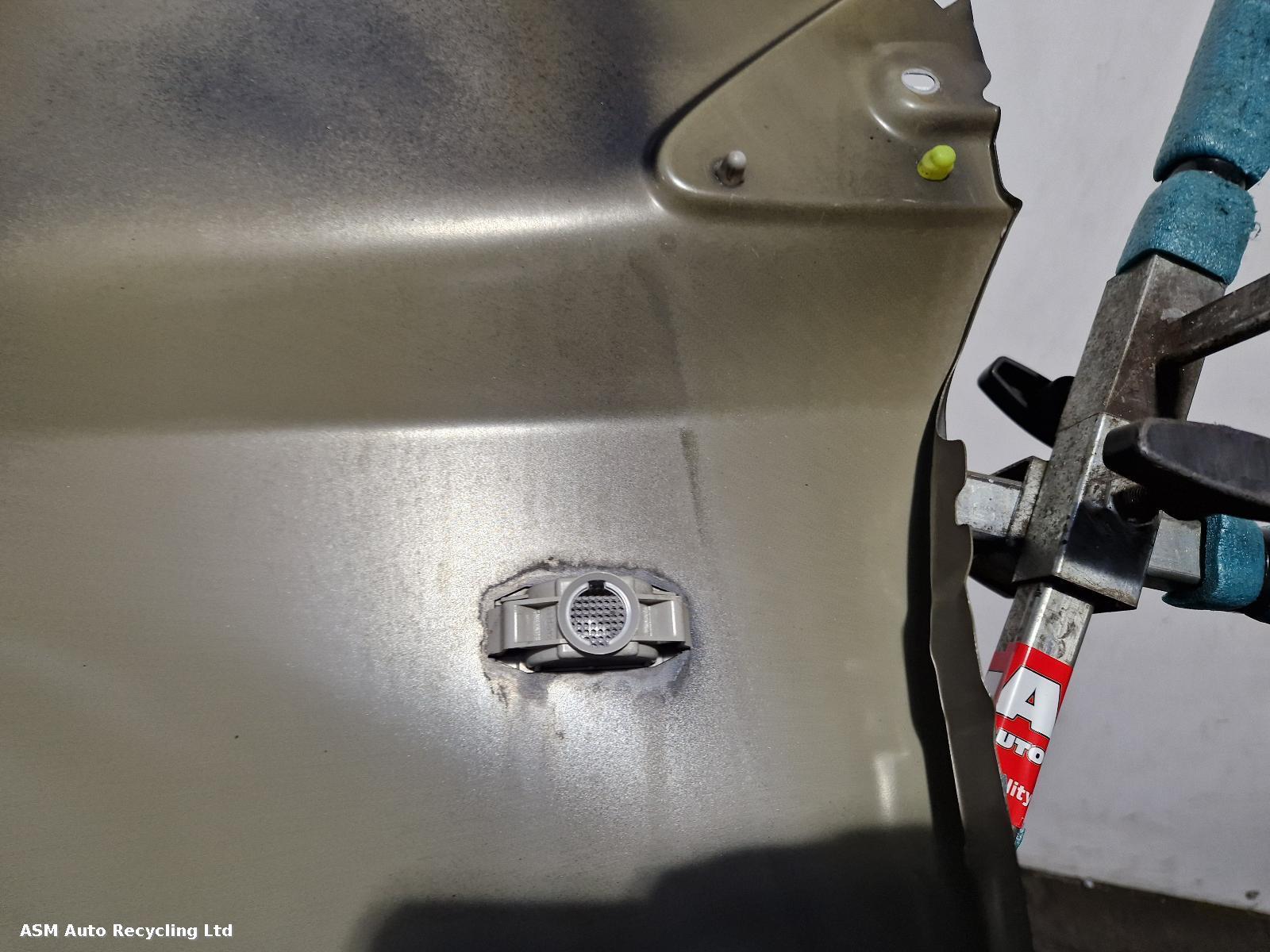 View Auto part R Wing Nissan Note 2006