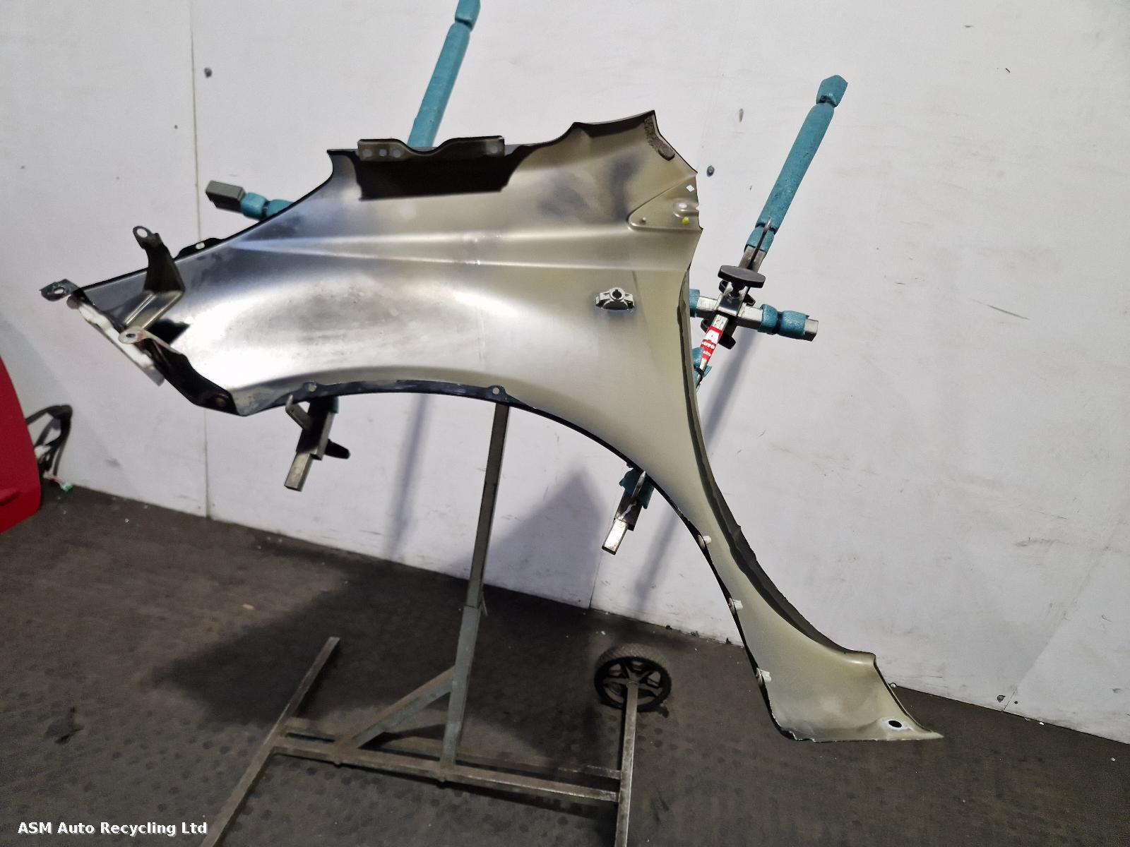 View Auto part R Wing Nissan Note 2006