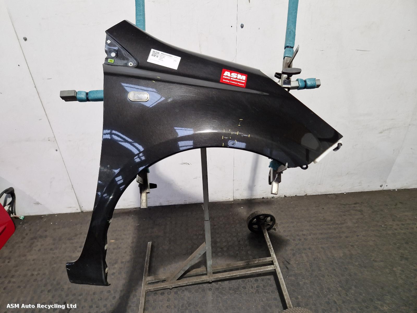 View Auto part R Wing Nissan Note 2006