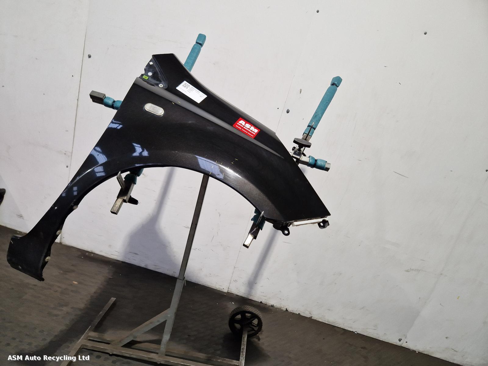 View Auto part R Wing Nissan Note 2006