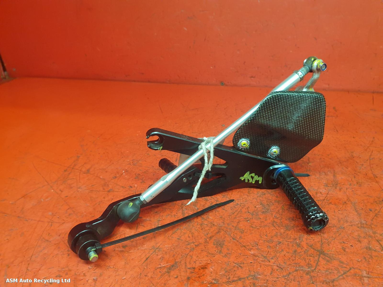 View Auto part Left Footrest Yamaha Yzf R6 2007