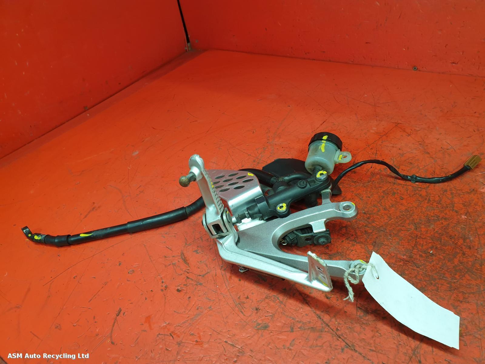 View Auto part Right Footrest Yamaha Yzf R1 2005