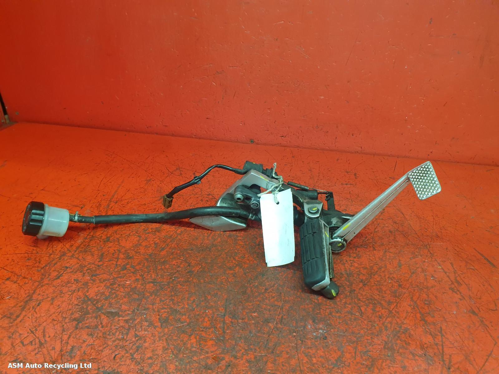 View Auto part Right Footrest Yamaha Fjr1300 2005