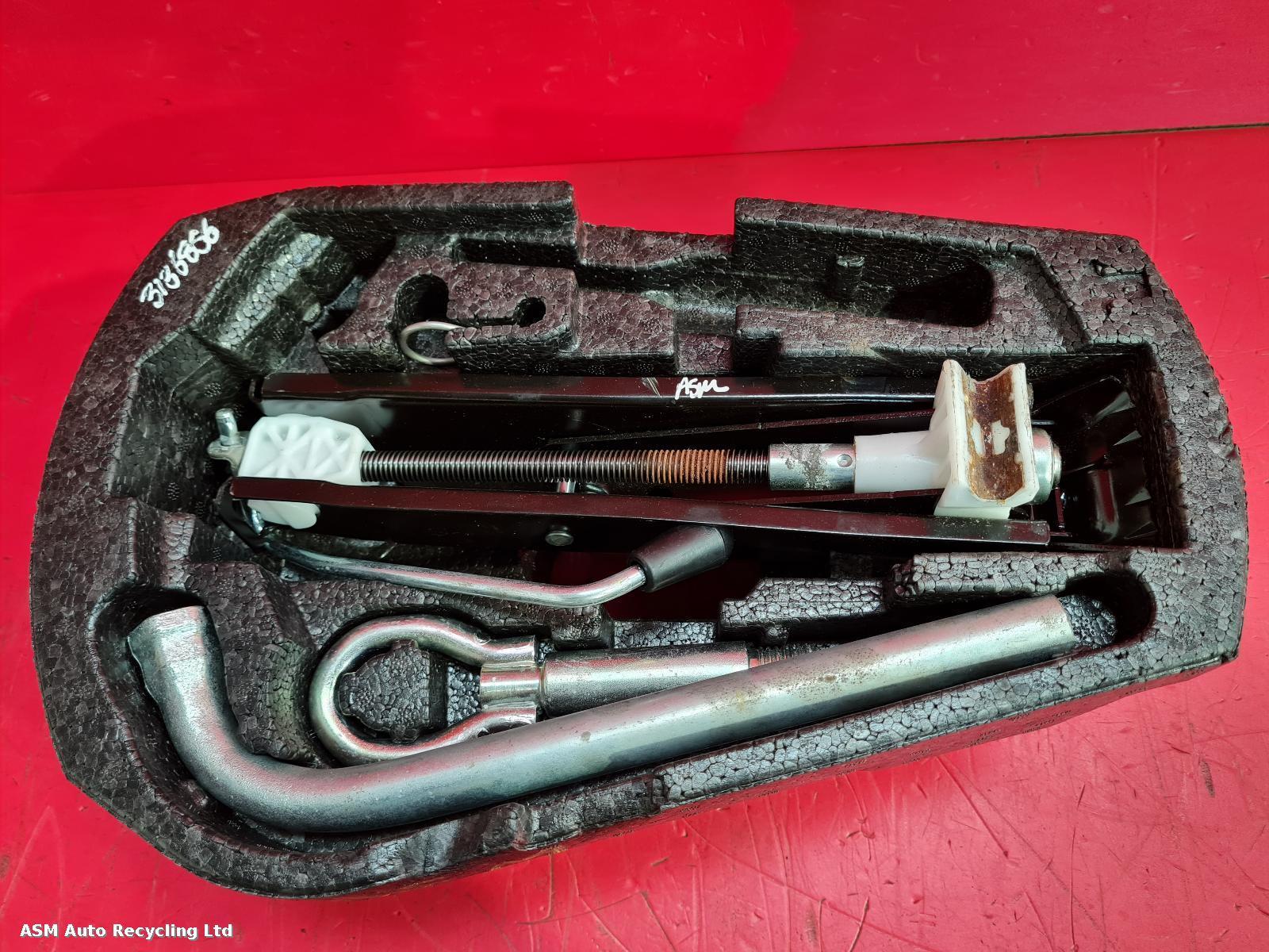 View Auto part Jack Volkswagen Polo 2010