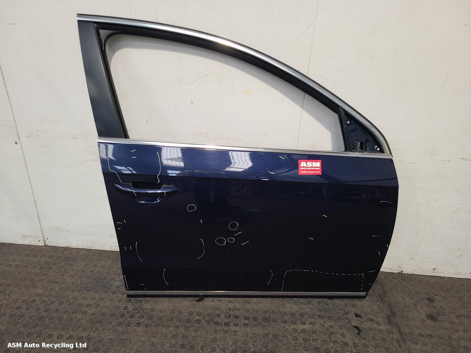 View Auto part R Front Door Volkswagen Passat 2011