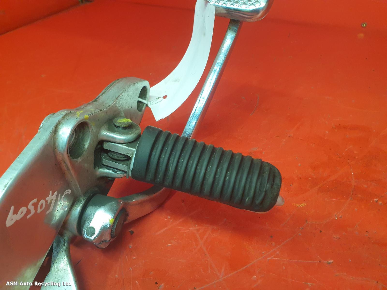 View Auto part Right Footrest Yamaha Xj 900 1996