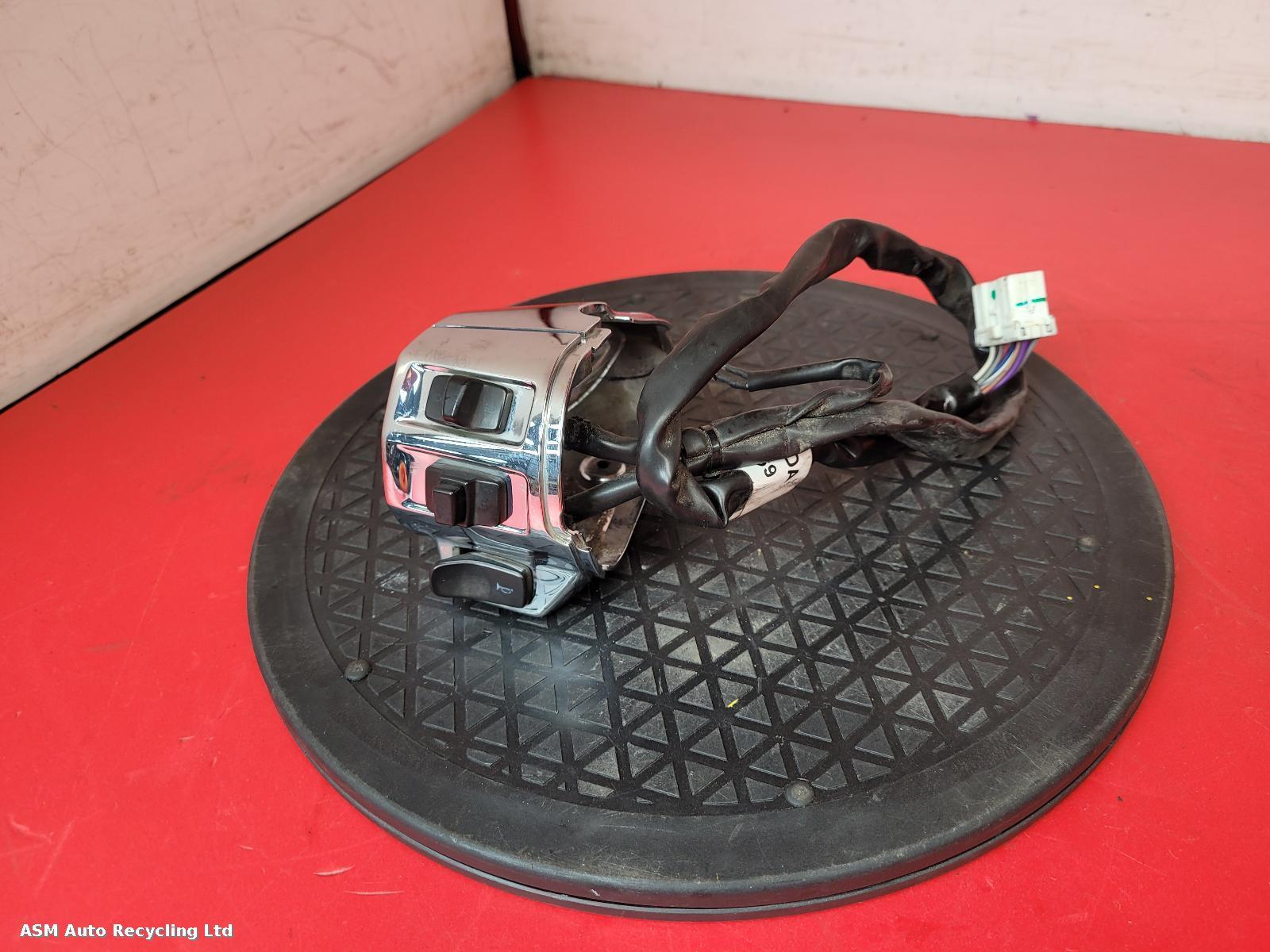 View Auto part LH Switch Gear Vespa Primavera 2019