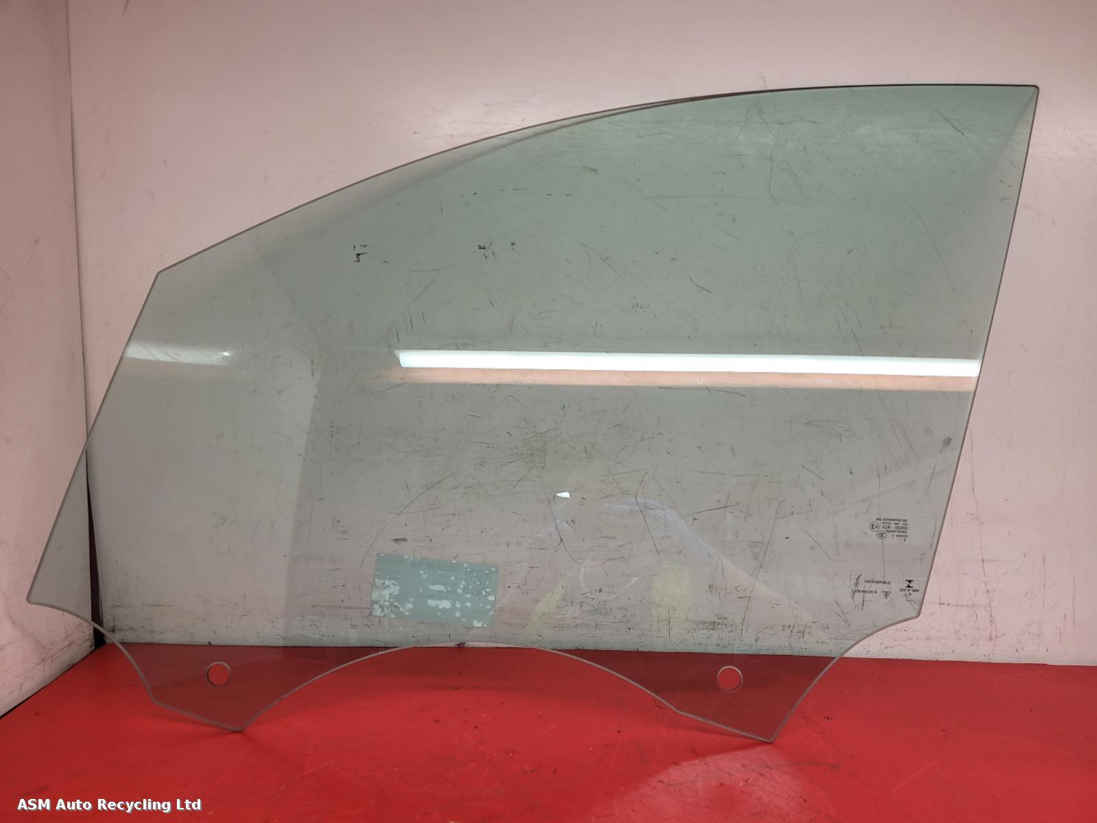 View Auto part LF Door Window Porsche Macan 2018