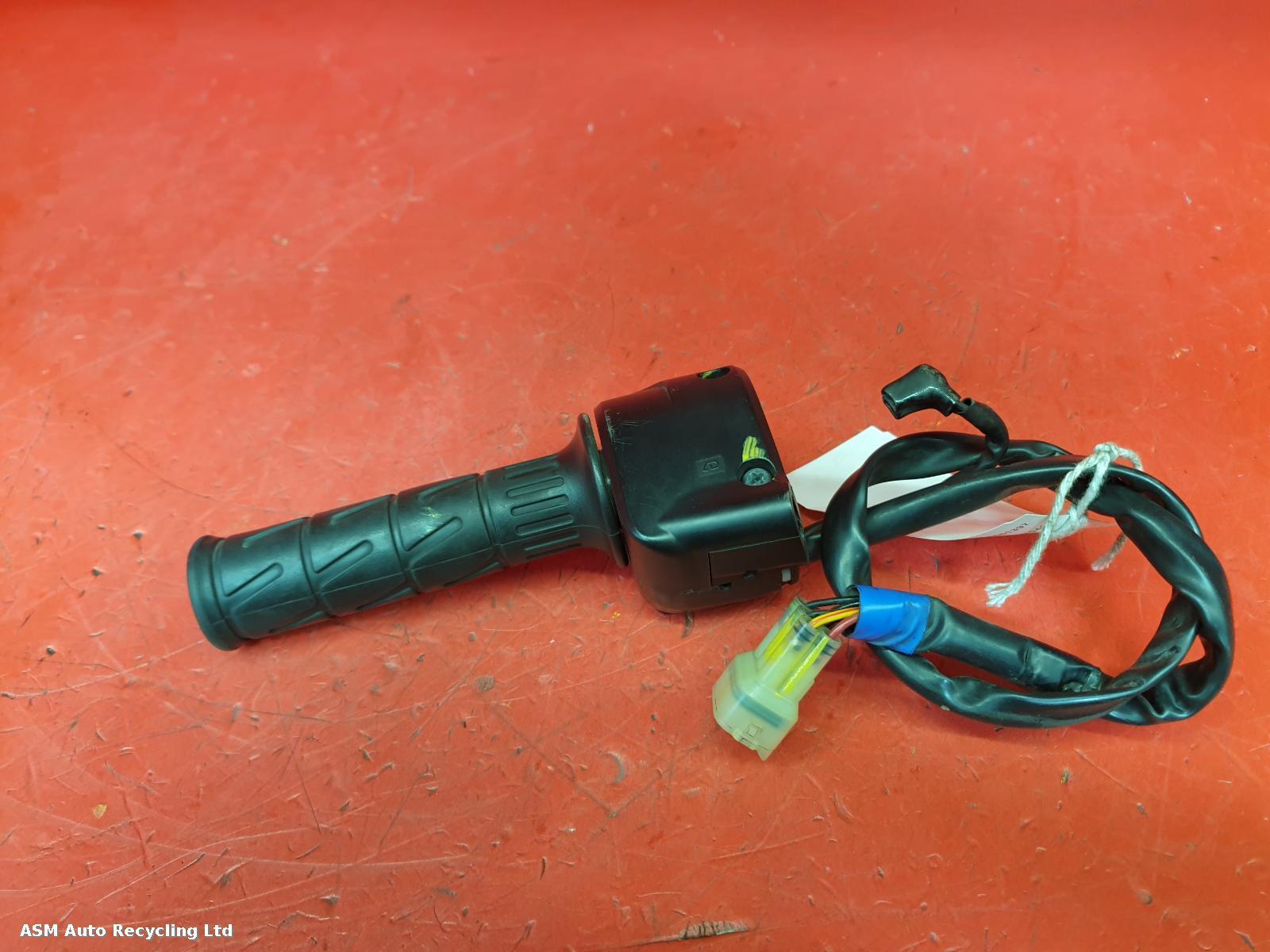 View Auto part RH Switch Gear Kawasaki Er 6f 2017