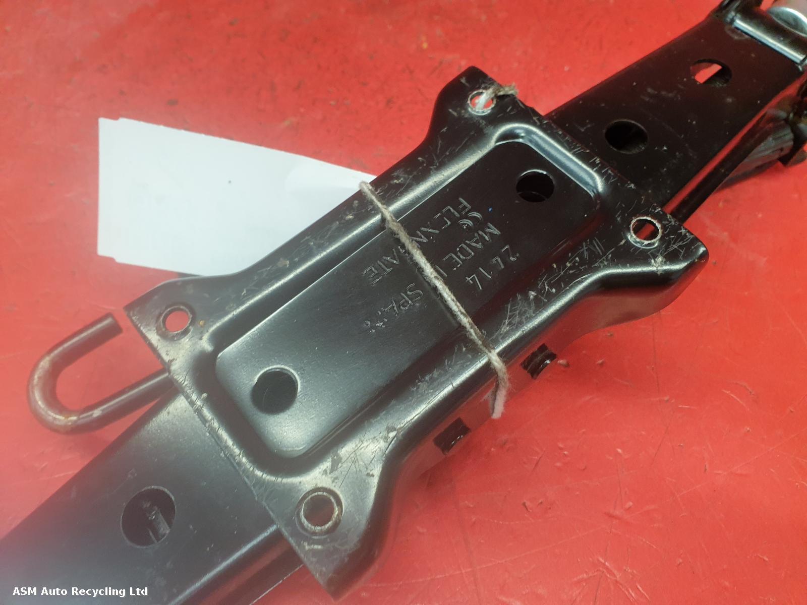 View Auto part Jack Volkswagen Golf 2014