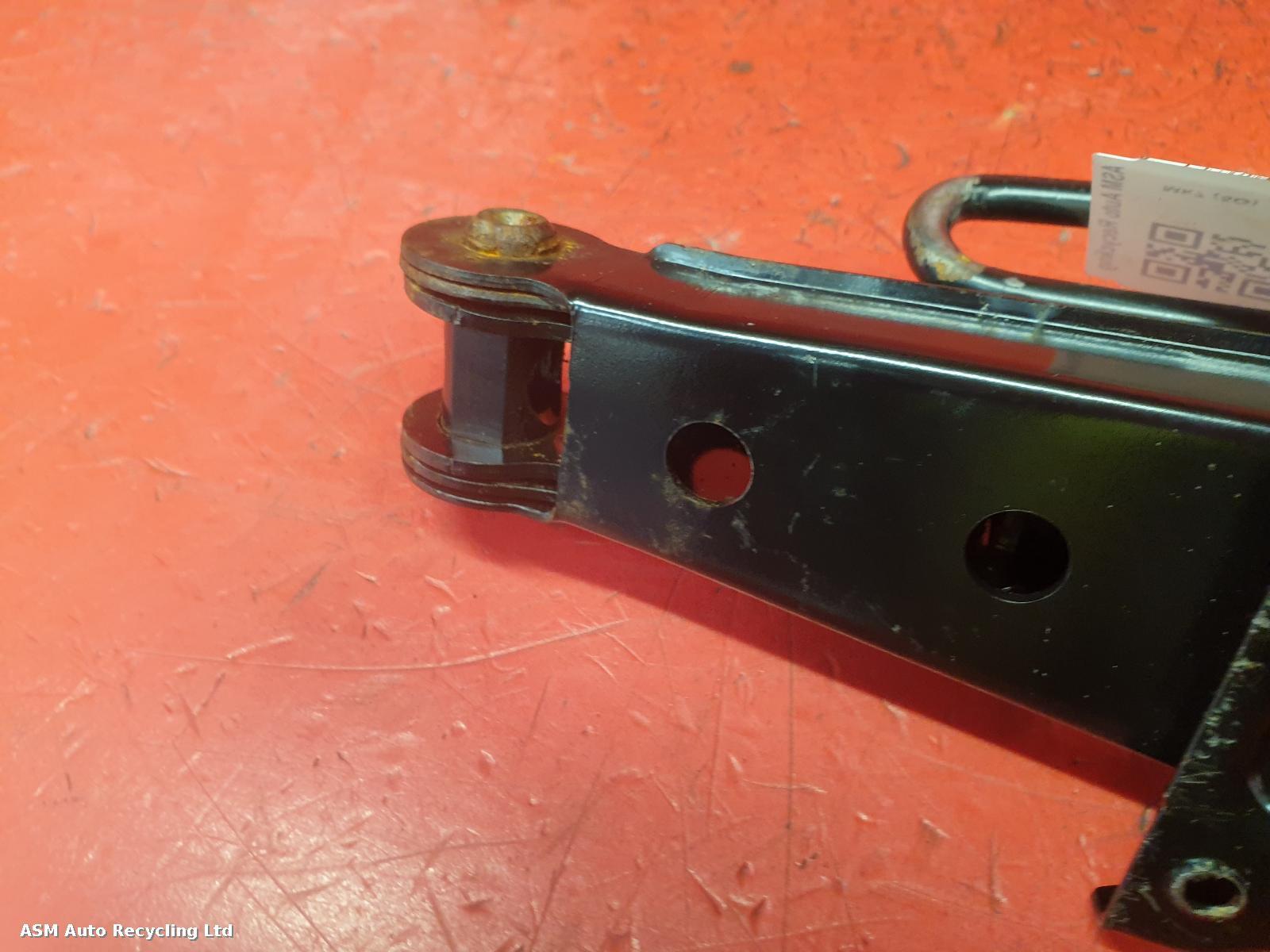 View Auto part Jack Volkswagen Golf 2014