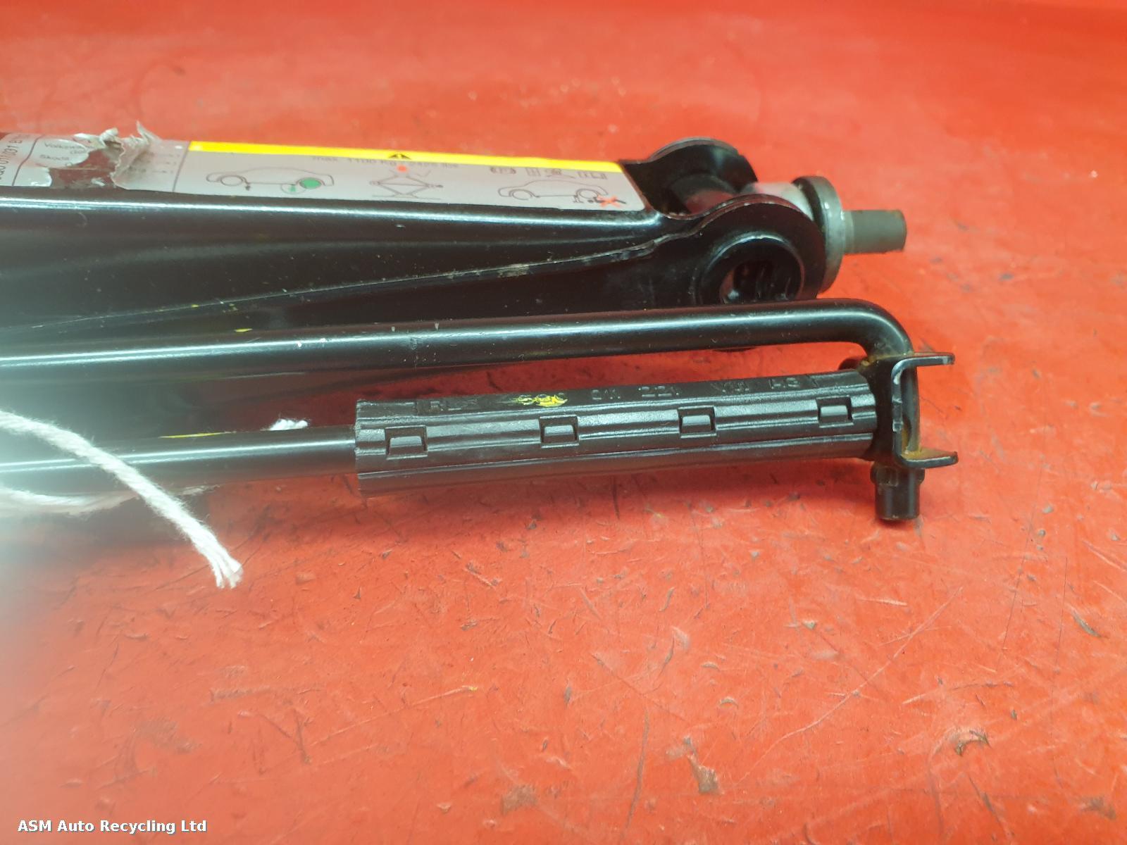 View Auto part Jack Volkswagen Golf 2014